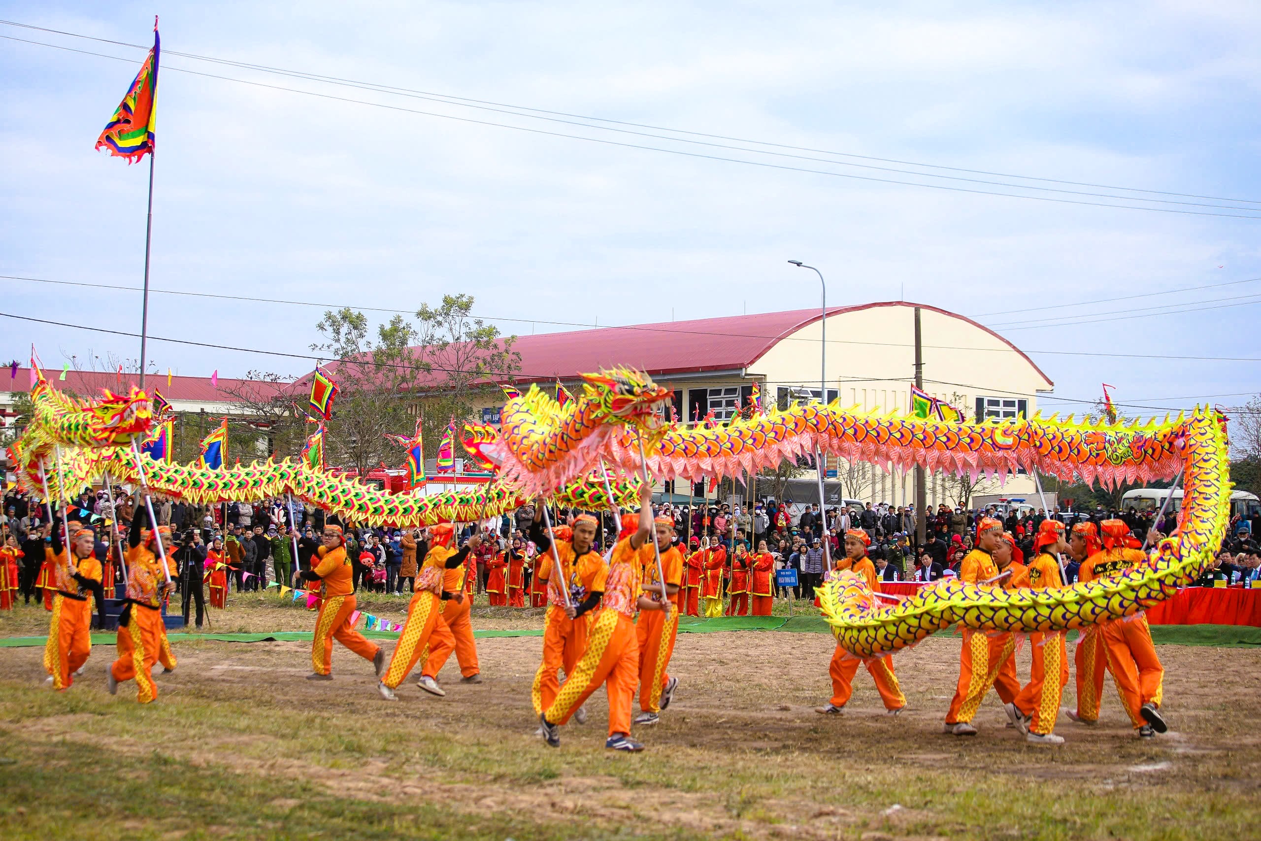 Một n&ocirc;ng d&acirc;n v&agrave;o vai nh&agrave; vua đi c&agrave;y ruộng- Ảnh 10.