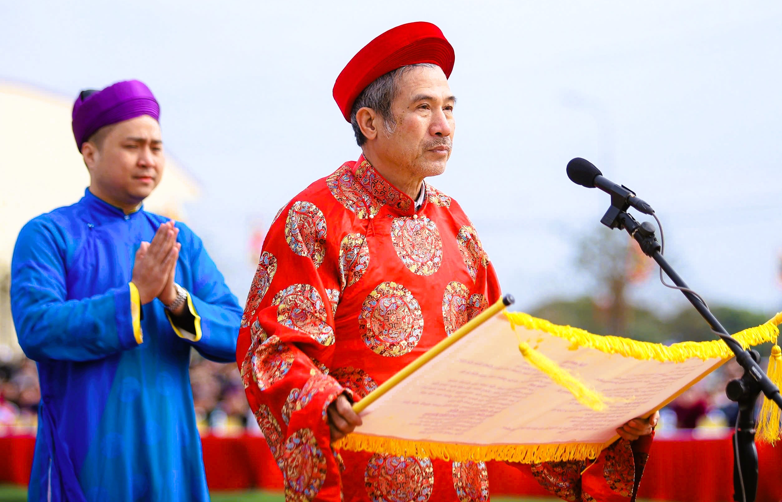 Một n&ocirc;ng d&acirc;n v&agrave;o vai nh&agrave; vua đi c&agrave;y ruộng- Ảnh 9.