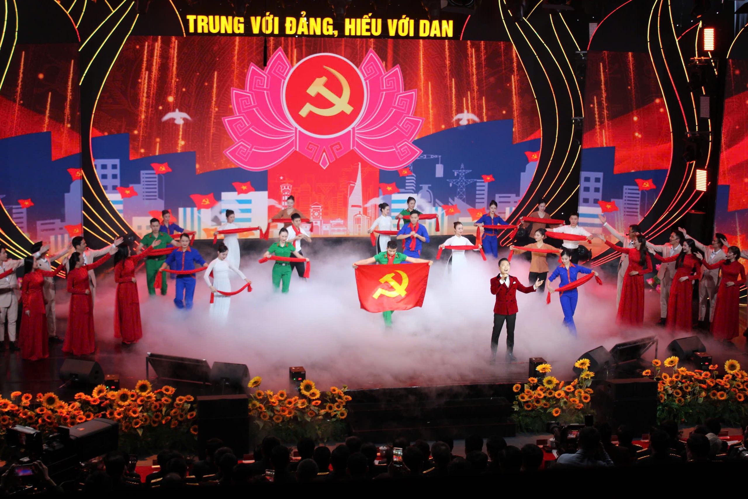 Ph&aacute;t động cuộc thi b&aacute;o ch&iacute; "Vững bước dưới cờ Đảng"- Ảnh 1.