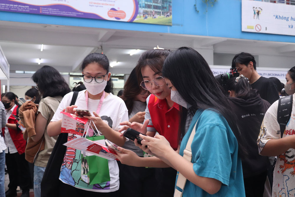 Người lao động t&igrave;m việc tại một ng&agrave;y hội việc l&agrave;m được tổ chức ở TP HCM