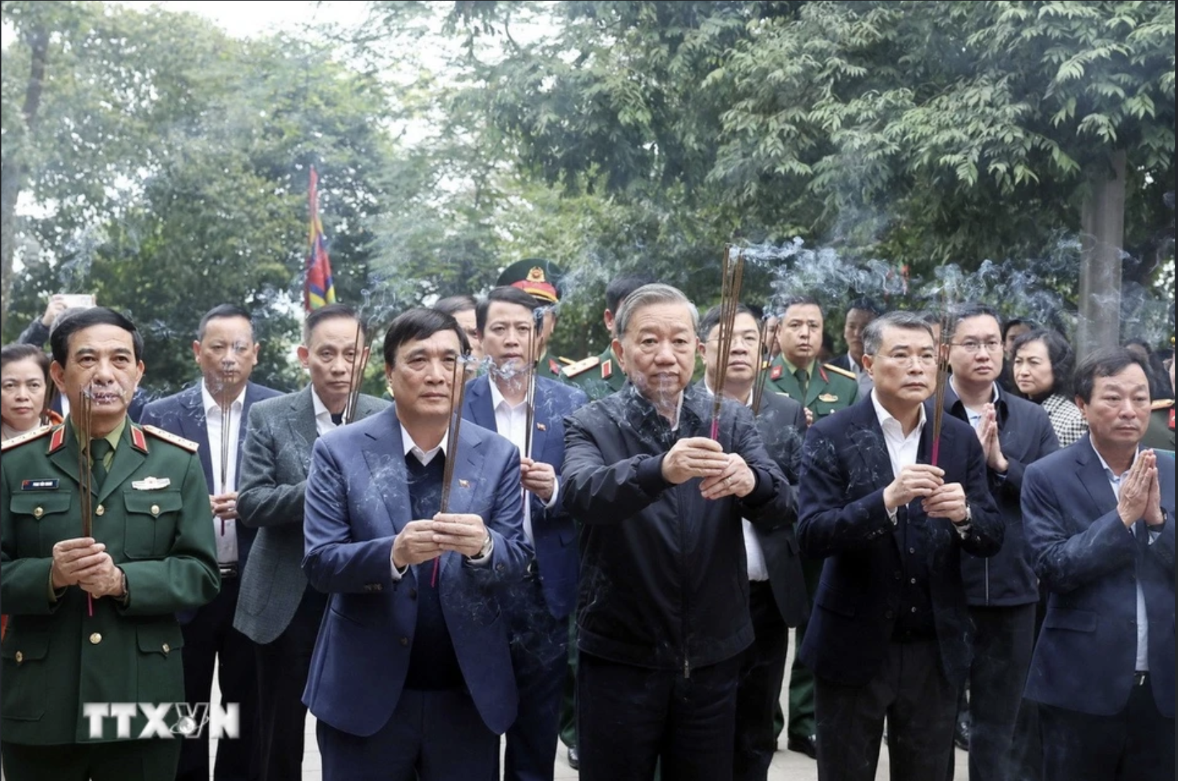Tổng B&iacute; thư T&ocirc; L&acirc;m d&acirc;ng hương tưởng niệm c&aacute;c Vua H&ugrave;ng- Ảnh 1.