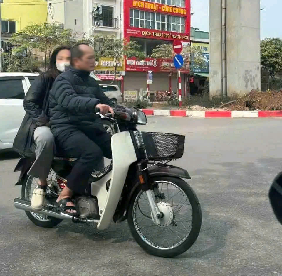 Ph&oacute; trưởng c&ocirc;ng an phường chở vợ kh&ocirc;ng đội mũ bảo hiểm "xin r&uacute;t kinh nghiệm"- Ảnh 1.