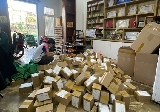 Đầu năm, c&ocirc;ng ty khởi nghiệp Pơ Lang tất bật đ&oacute;ng g&oacute;i, giao h&agrave;ng cho kh&aacute;ch mua h&agrave;ng online trong Tết. Ảnh: AN NA