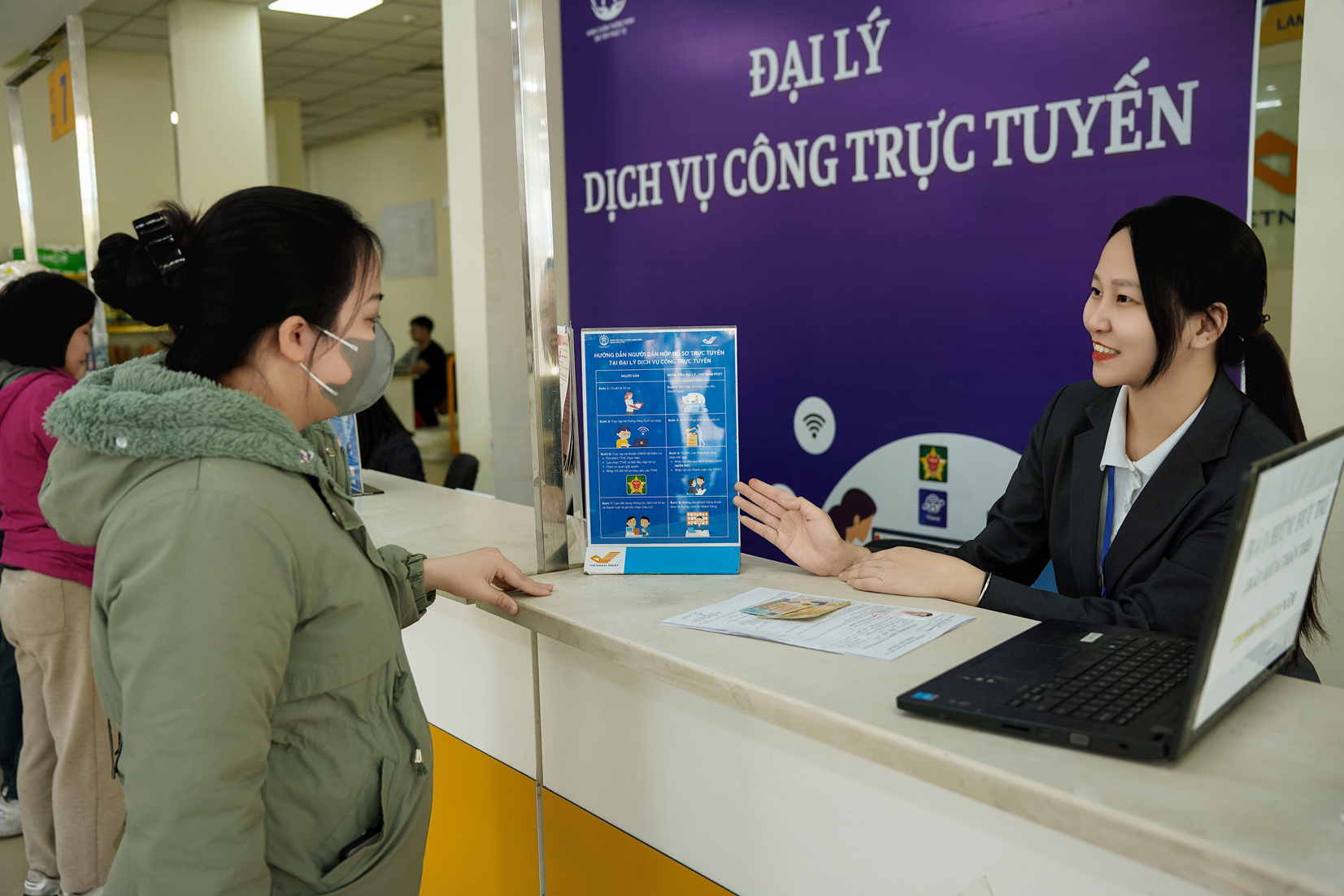 Người d&acirc;n H&agrave; Nội c&oacute; thể đến bưu điện l&agrave;m thủ tục h&agrave;nh ch&iacute;nh 
- Ảnh 1.