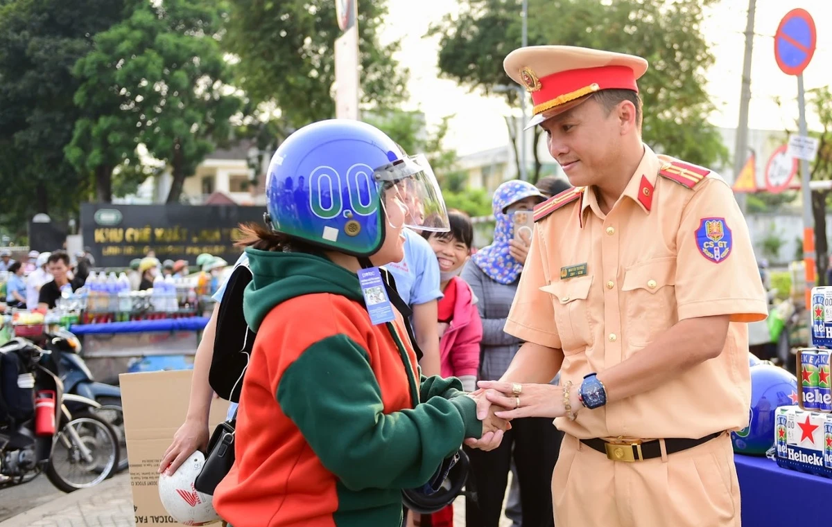 CSGT thực hiện c&aacute;c &ldquo;Điểm tiếp sức nh&acirc;n d&acirc;n&rdquo; hỗ trợ người d&acirc;n &ldquo;L&aacute;i xe tr&aacute;ch nhiệm - Về nh&agrave; an to&agrave;n&rdquo;- Ảnh 1.