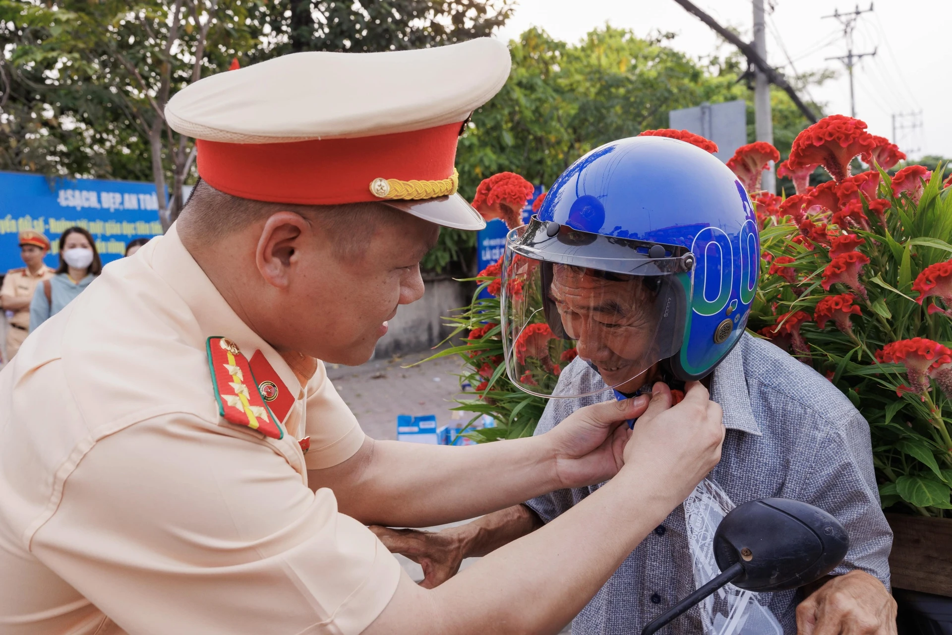 CSGT thực hiện c&aacute;c &ldquo;Điểm tiếp sức nh&acirc;n d&acirc;n&rdquo; hỗ trợ người d&acirc;n &ldquo;L&aacute;i xe tr&aacute;ch nhiệm - Về nh&agrave; an to&agrave;n&rdquo;- Ảnh 4.
