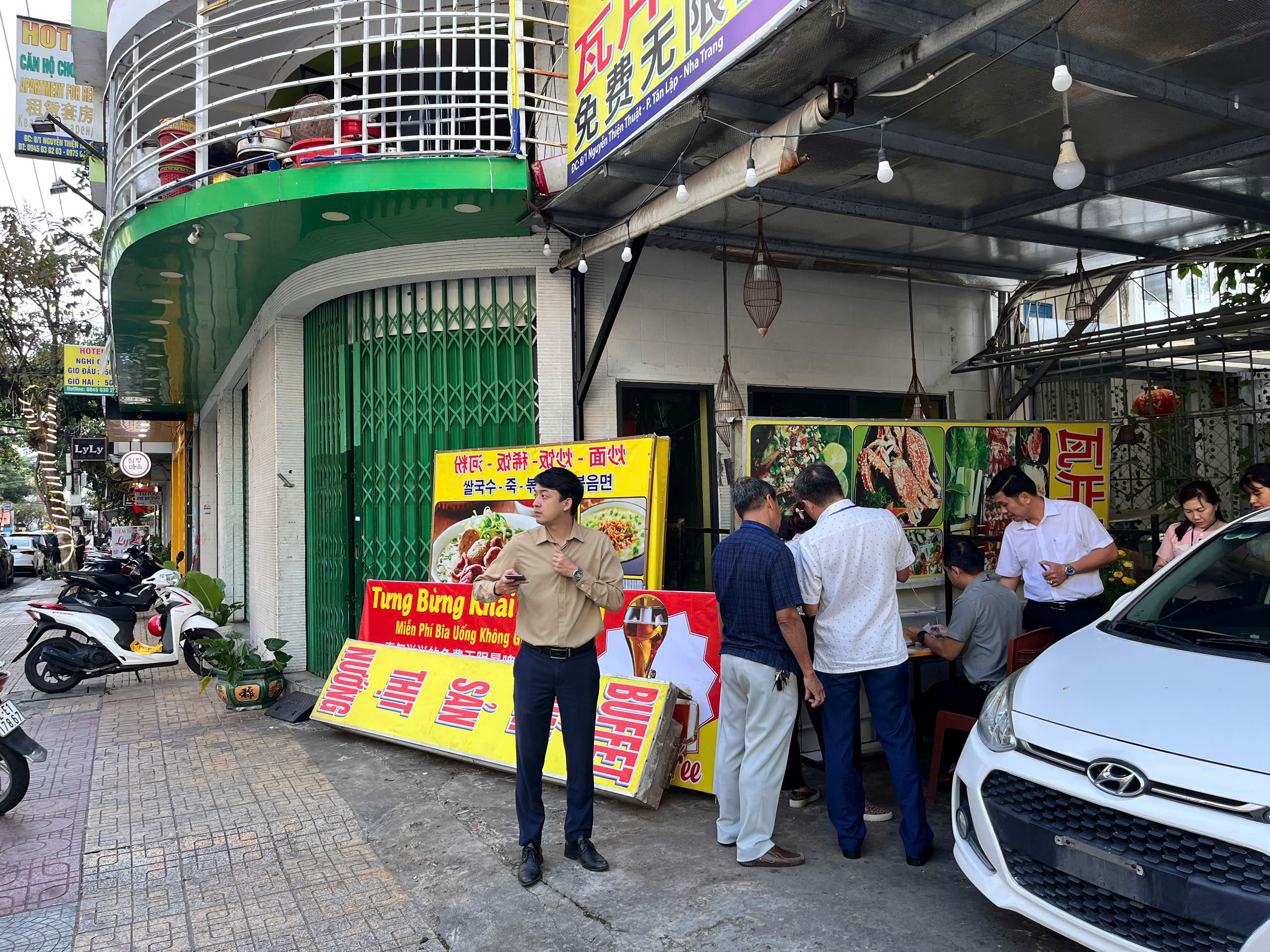 Qu&aacute;n ăn bị tố "chặt ch&eacute;m" ở Nha Trang: Ng&agrave;y đ&oacute;ng cửa, đ&ecirc;m vẫn mở b&aacute;n?- Ảnh 1.