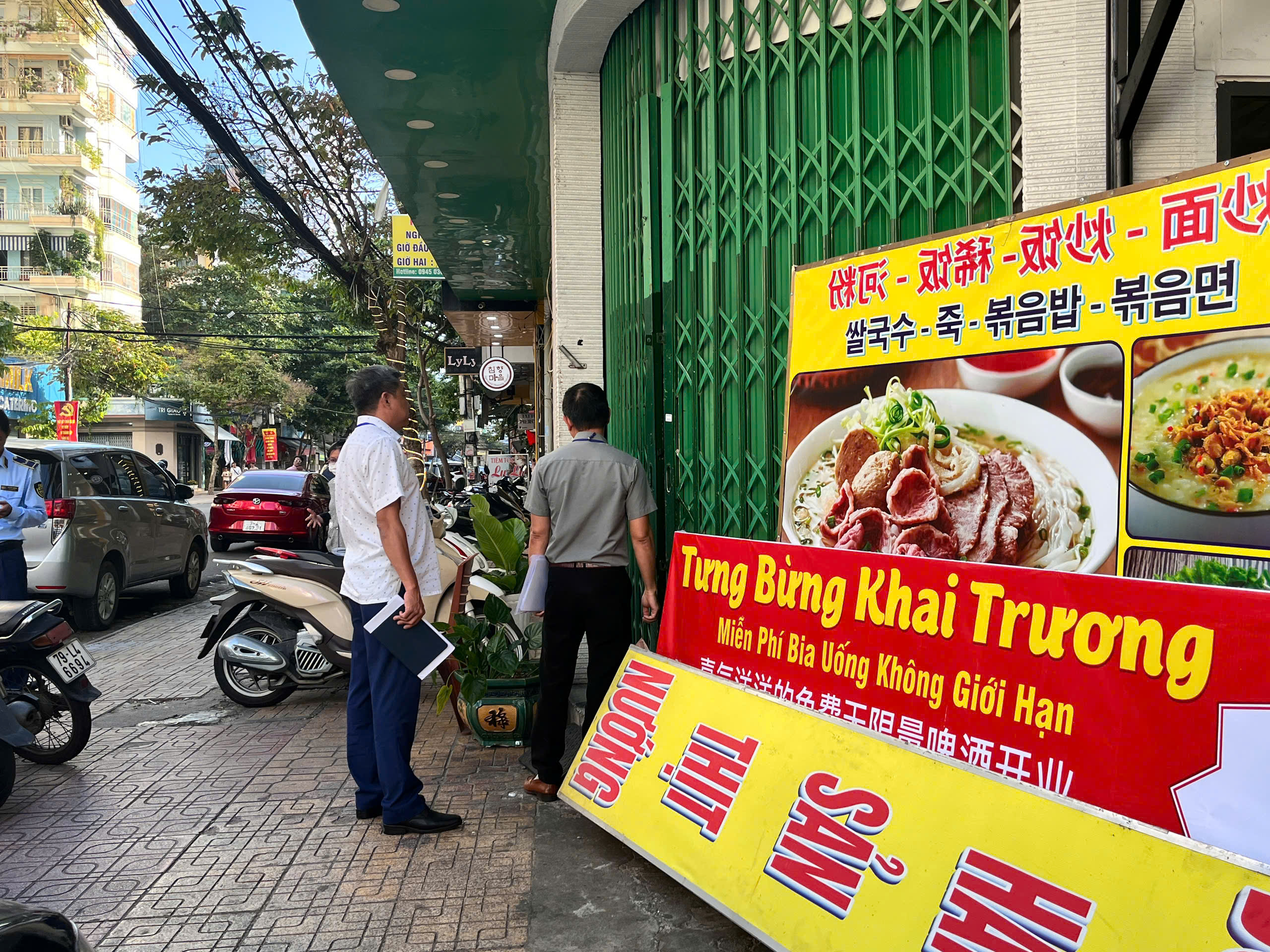 Chủ qu&aacute;n Nha Trang "chặt ch&eacute;m" kh&aacute;ch Trung Quốc bị phạt 96,5 triệu đồng- Ảnh 1.