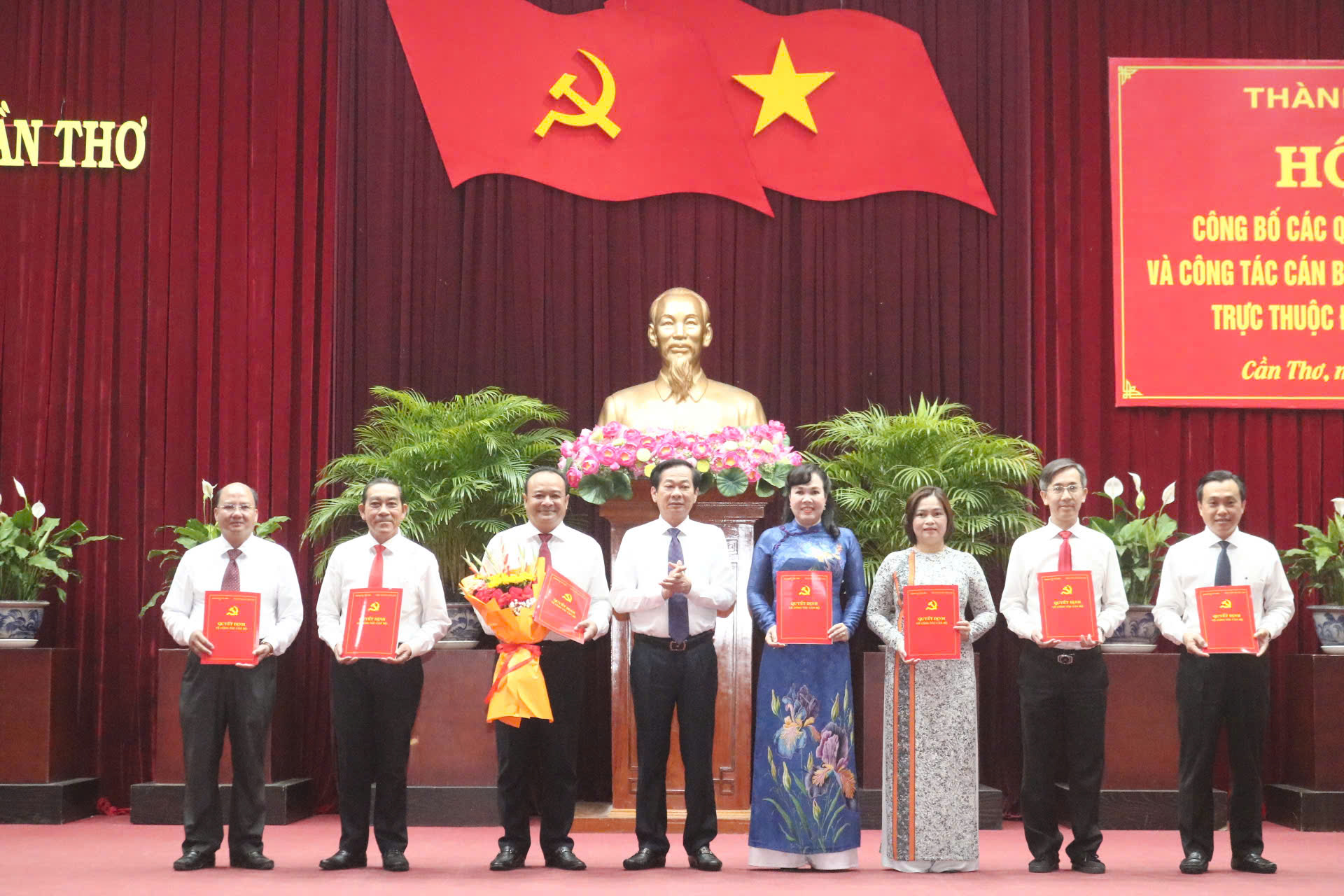 Th&agrave;nh ủy Cần Thơ c&ocirc;ng bố c&aacute;c quyết định về tổ chức bộ m&aacute;y v&agrave; c&ocirc;ng t&aacute;c c&aacute;n bộ- Ảnh 2.