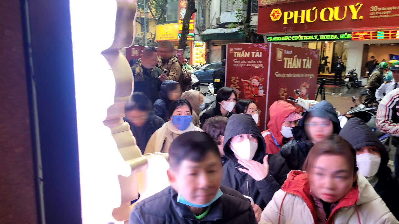 VIDEO: Người d&acirc;n "đội" mưa lạnh xếp h&agrave;ng mua v&agrave;ng trước ng&agrave;y v&iacute;a Thần T&agrave;i- Ảnh 3.