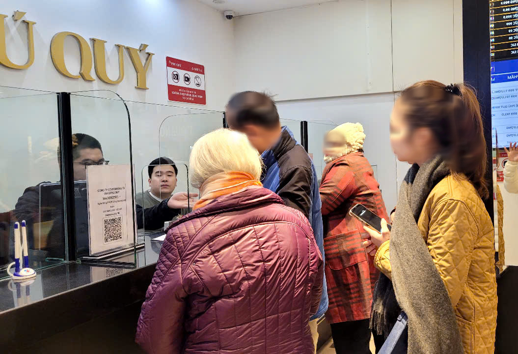 VIDEO: Người d&acirc;n "đội" mưa lạnh xếp h&agrave;ng mua v&agrave;ng trước ng&agrave;y v&iacute;a Thần T&agrave;i- Ảnh 6.