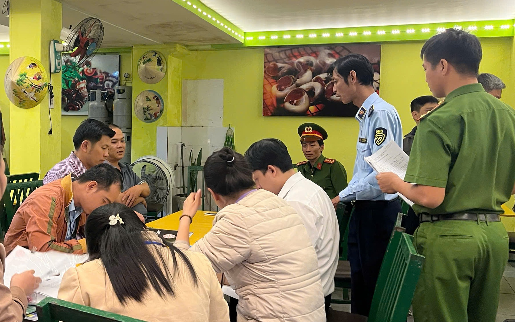 Canh ban đêm, Đoàn kiểm tra TP Nha Trang làm việc với chủ quán bị tố "chặt chém"