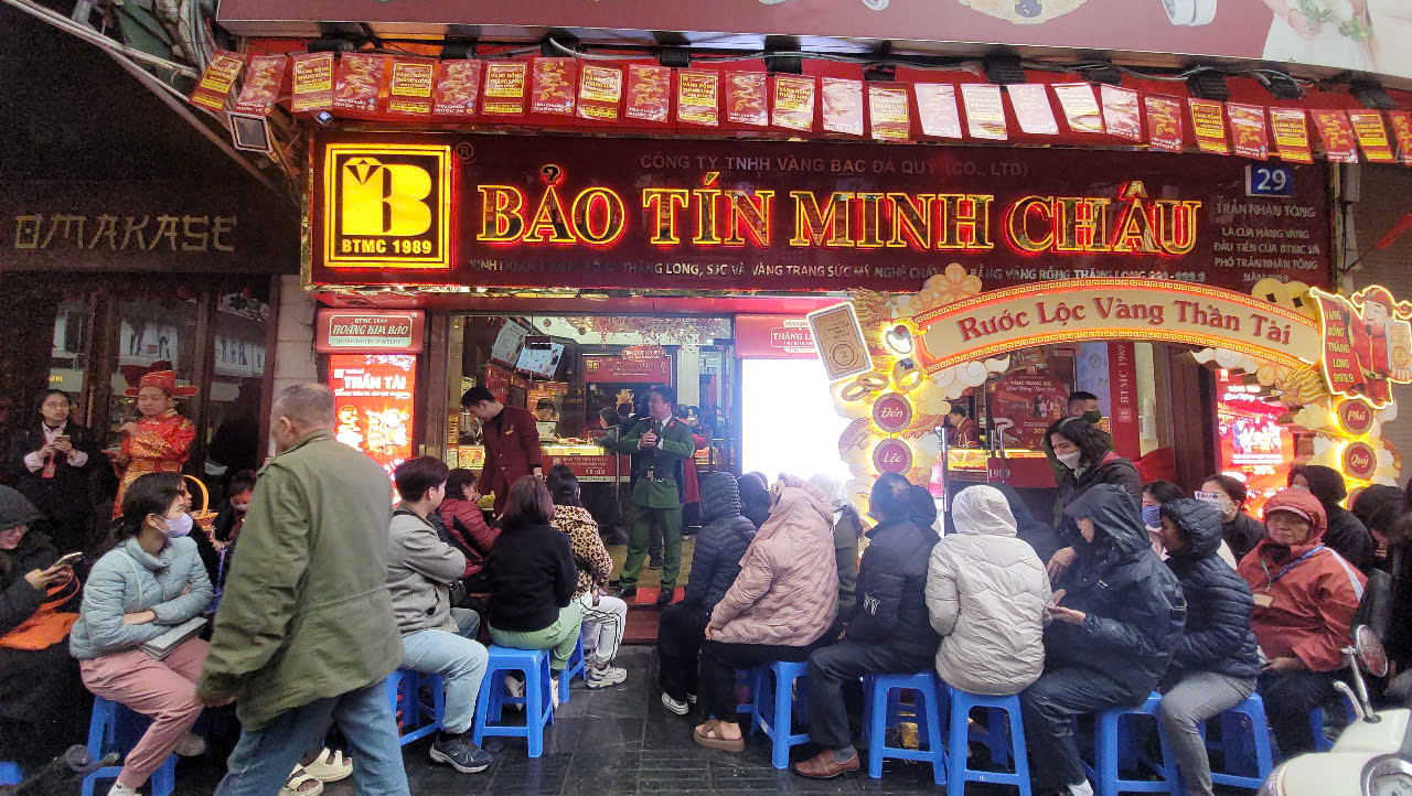VIDEO: Người d&acirc;n "đội" mưa lạnh xếp h&agrave;ng mua v&agrave;ng trước ng&agrave;y v&iacute;a Thần T&agrave;i- Ảnh 4.