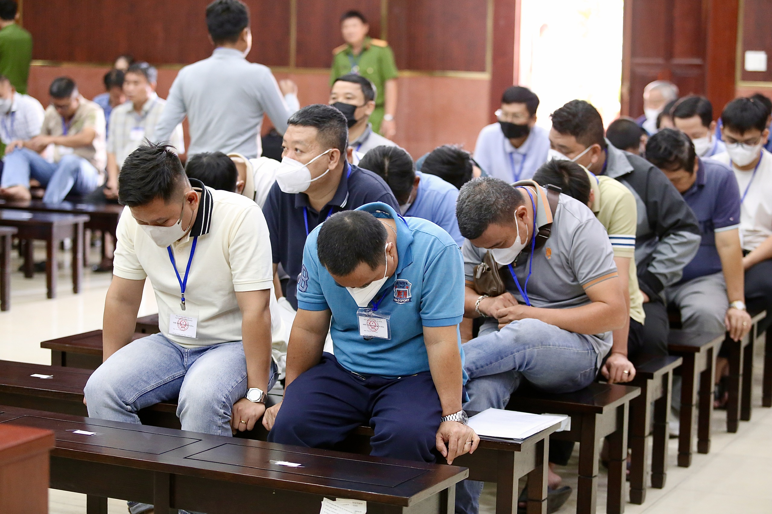 C&aacute;c bị c&aacute;o kh&ocirc;ng d&aacute;m nh&igrave;n thẳng v&agrave;o đ&aacute;m đ&ocirc;ng, nhất l&agrave; ống k&iacute;nh của ph&oacute;ng vi&ecirc;n Ảnh: HO&Agrave;NG TRIỀU