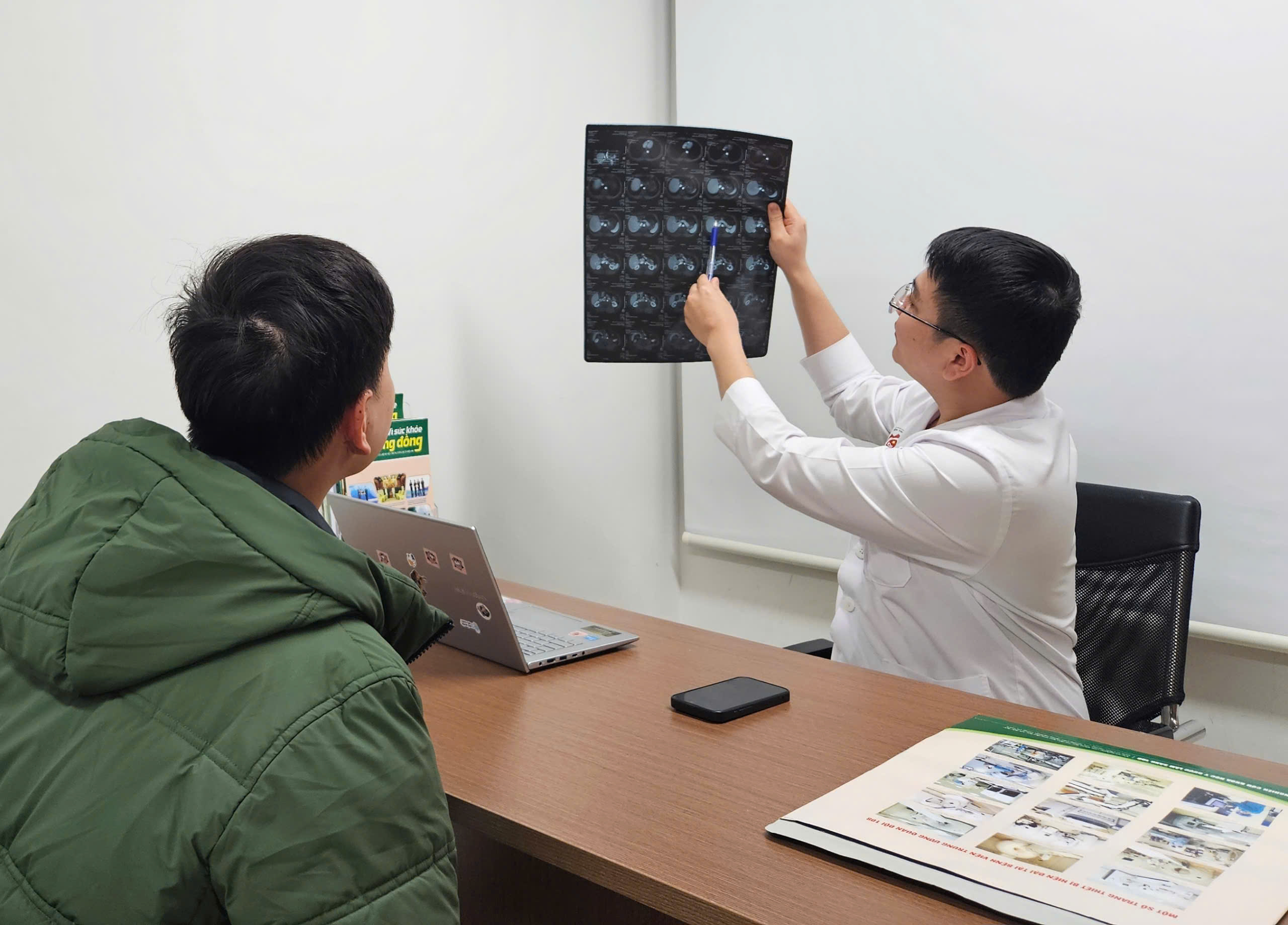 Cuộc thi viết "Người Thầy thuốc trong t&ocirc;i": Bản lĩnh th&eacute;p trong ph&ograve;ng mổ gh&eacute;p gan- Ảnh 1.