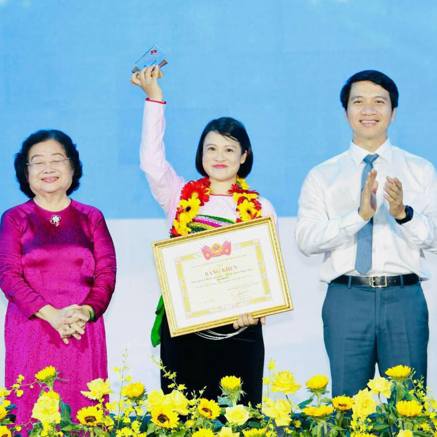 C&ocirc; gi&aacute;o Phạm Thanh Huyền đại diện CLB nhận Giải thưởng T&igrave;nh nguyện quốc gia năm 2023. (Ảnh do nh&acirc;n vật cung cấp)