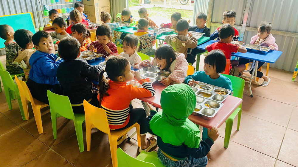 C&aacute;c em nhỏ ở Trường Mầm non Trung L&yacute; ăn trưa trong dự &aacute;n. (Ảnh do nh&acirc;n vật cung cấp)