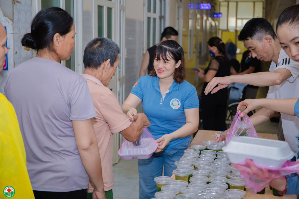 C&ocirc; gi&aacute;o Phạm Thanh Huyền trao suất ăn cho bệnh nh&acirc;n ngh&egrave;o tại Bệnh viện Đa khoa khu vực Ngọc Lặc. (Ảnh do nh&acirc;n vật cung cấp)