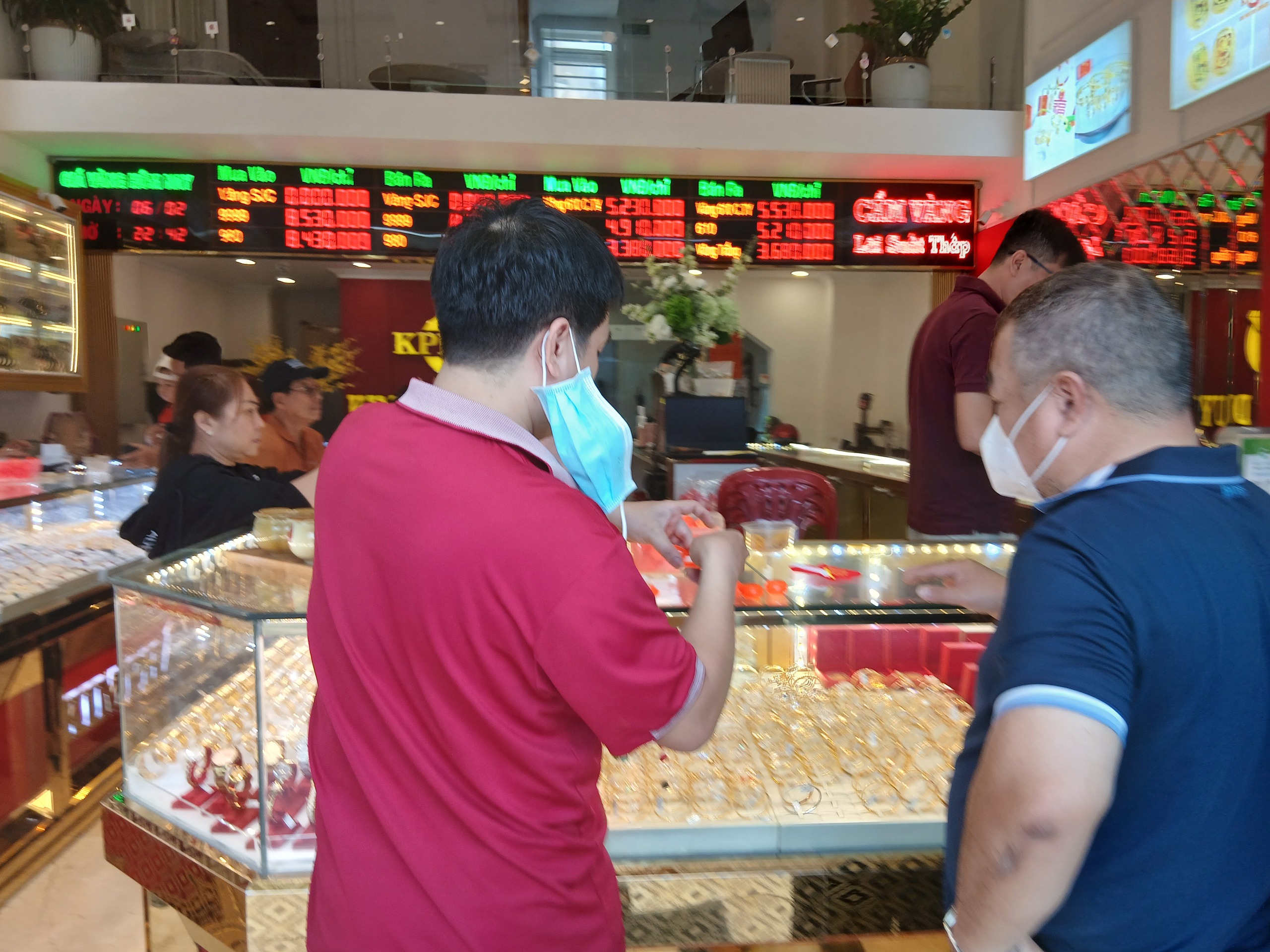 Khung cảnh ảm đạm tại nhiều tiệm v&agrave;ng ng&agrave;y v&iacute;a Thần T&agrave;i, nh&acirc;n vi&ecirc;n ngủ gật v&igrave; vắng kh&aacute;ch- Ảnh 2.