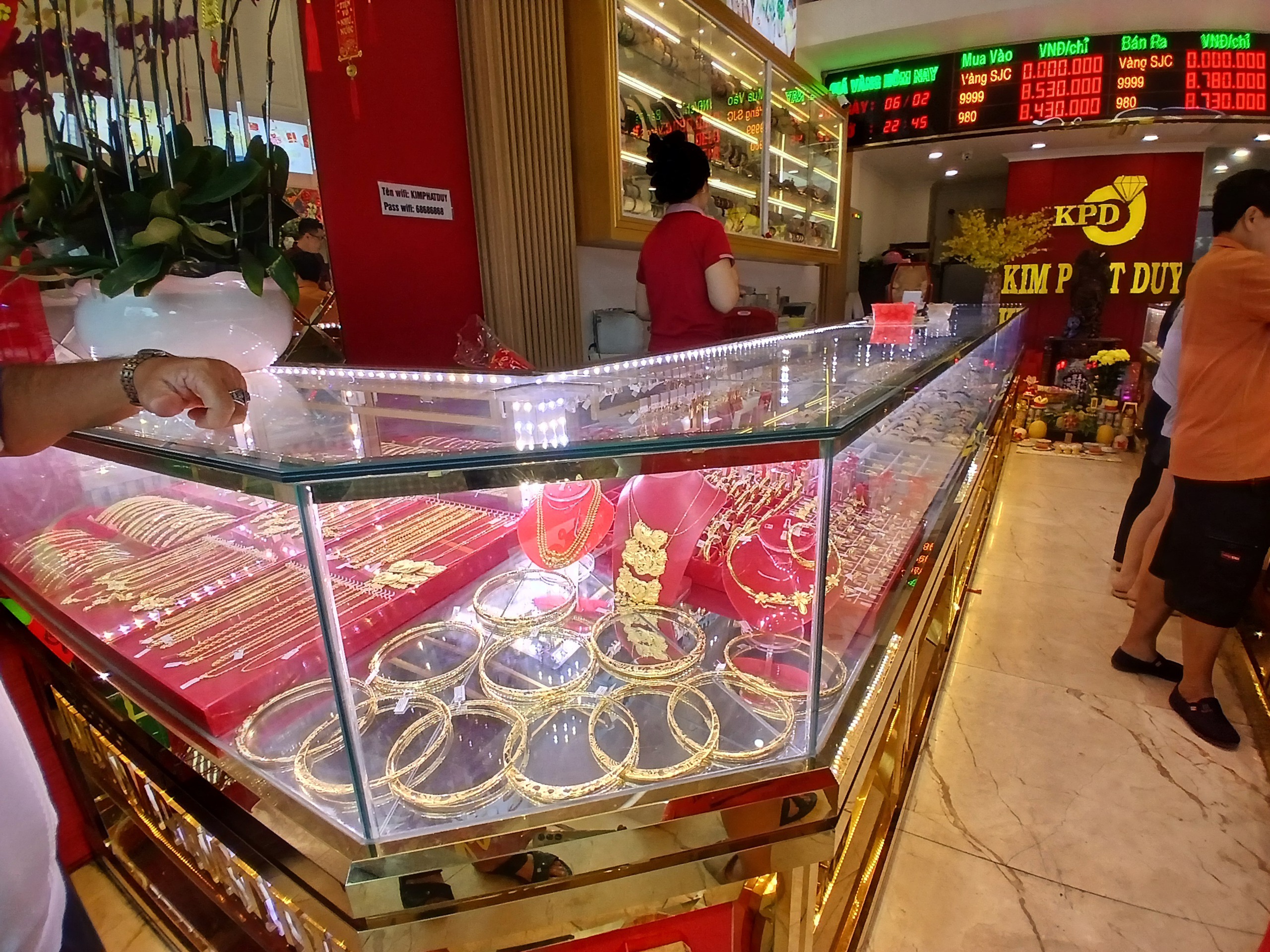 Khung cảnh ảm đạm tại nhiều tiệm v&agrave;ng ng&agrave;y v&iacute;a Thần T&agrave;i, nh&acirc;n vi&ecirc;n ngủ gật v&igrave; vắng kh&aacute;ch- Ảnh 6.