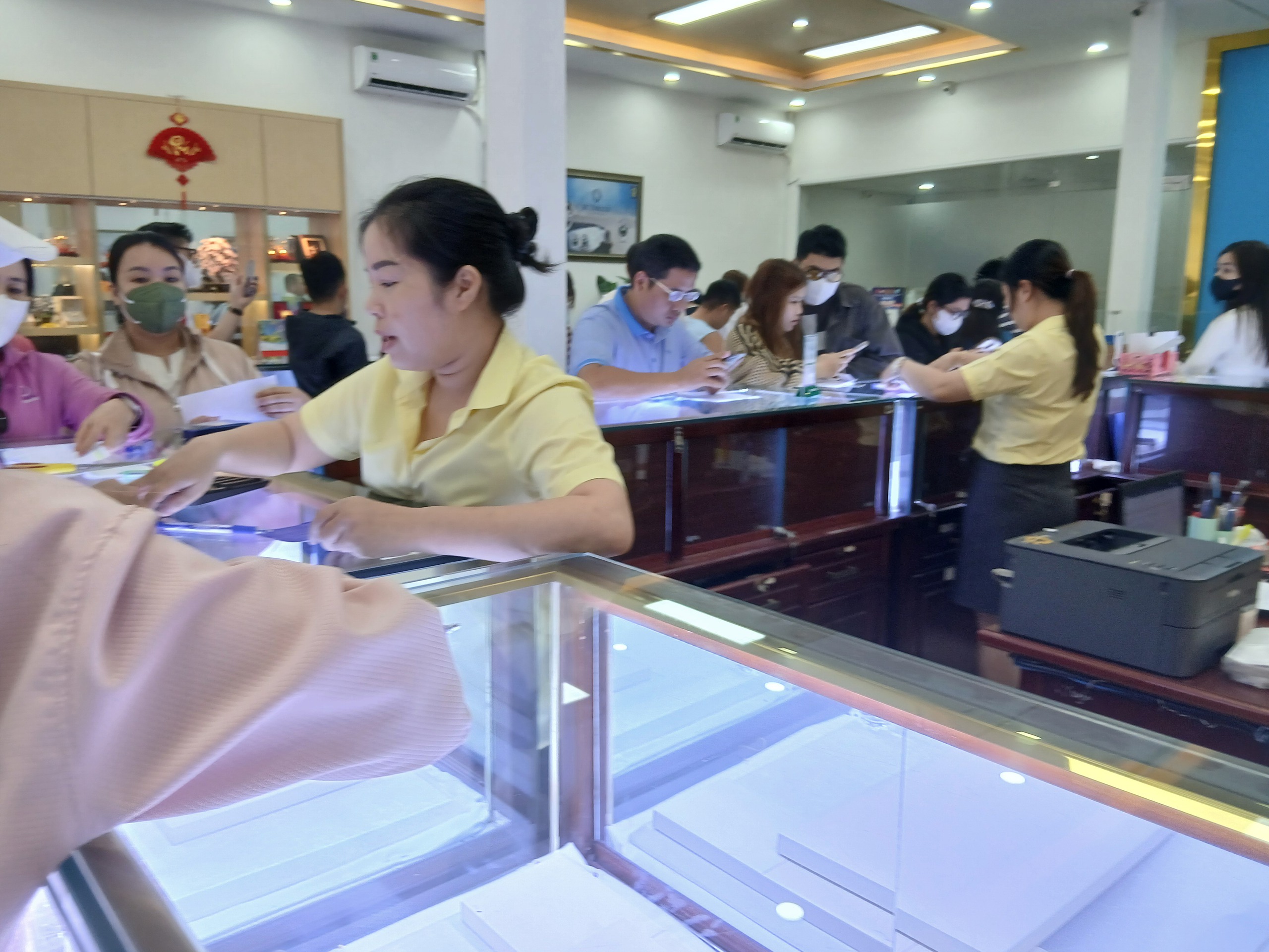 Khung cảnh ảm đạm tại nhiều tiệm v&agrave;ng ng&agrave;y v&iacute;a Thần T&agrave;i, nh&acirc;n vi&ecirc;n ngủ gật v&igrave; vắng kh&aacute;ch- Ảnh 5.