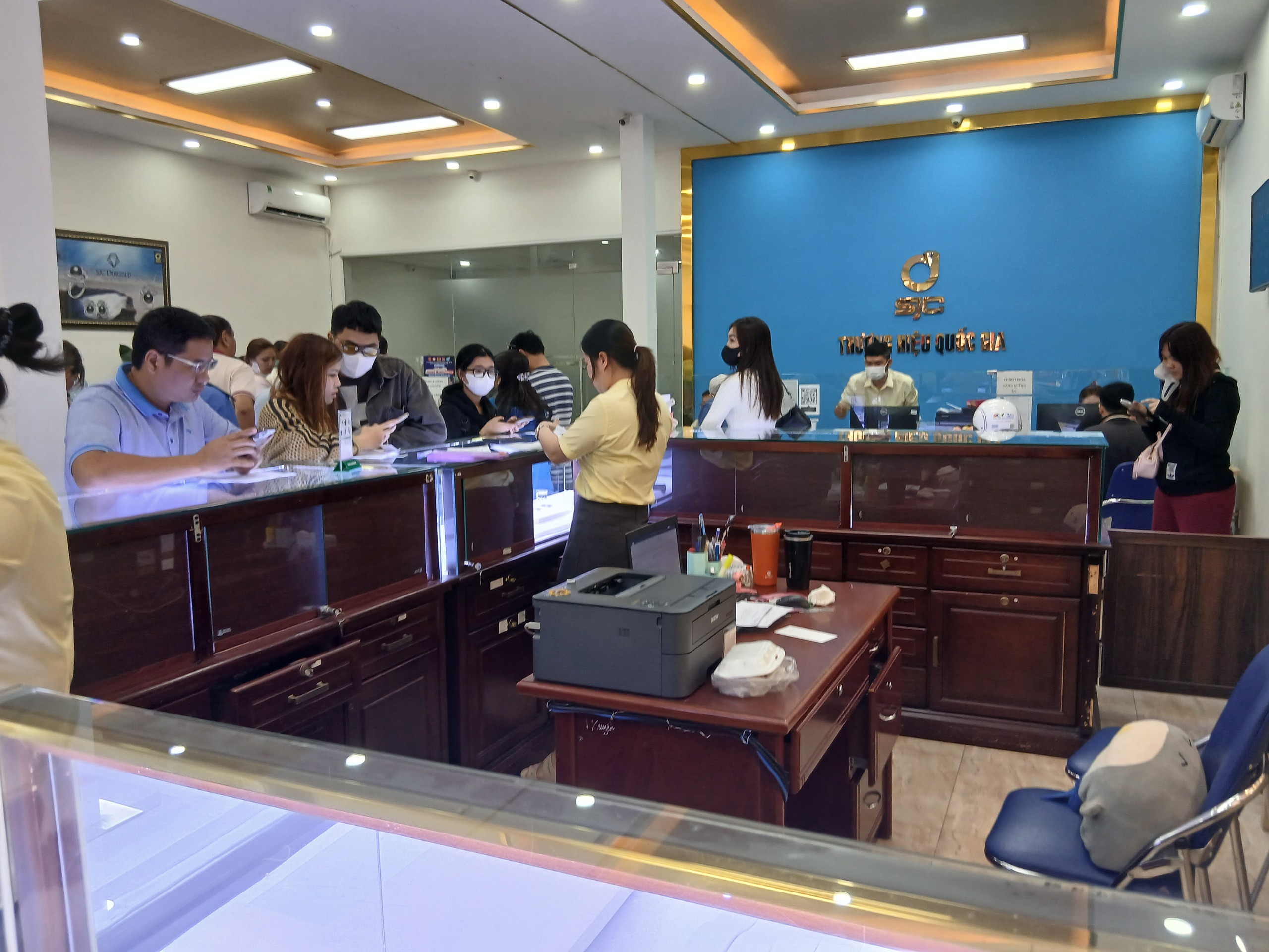 Khung cảnh ảm đạm tại nhiều tiệm v&agrave;ng ng&agrave;y v&iacute;a Thần T&agrave;i, nh&acirc;n vi&ecirc;n ngủ gật v&igrave; vắng kh&aacute;ch- Ảnh 4.