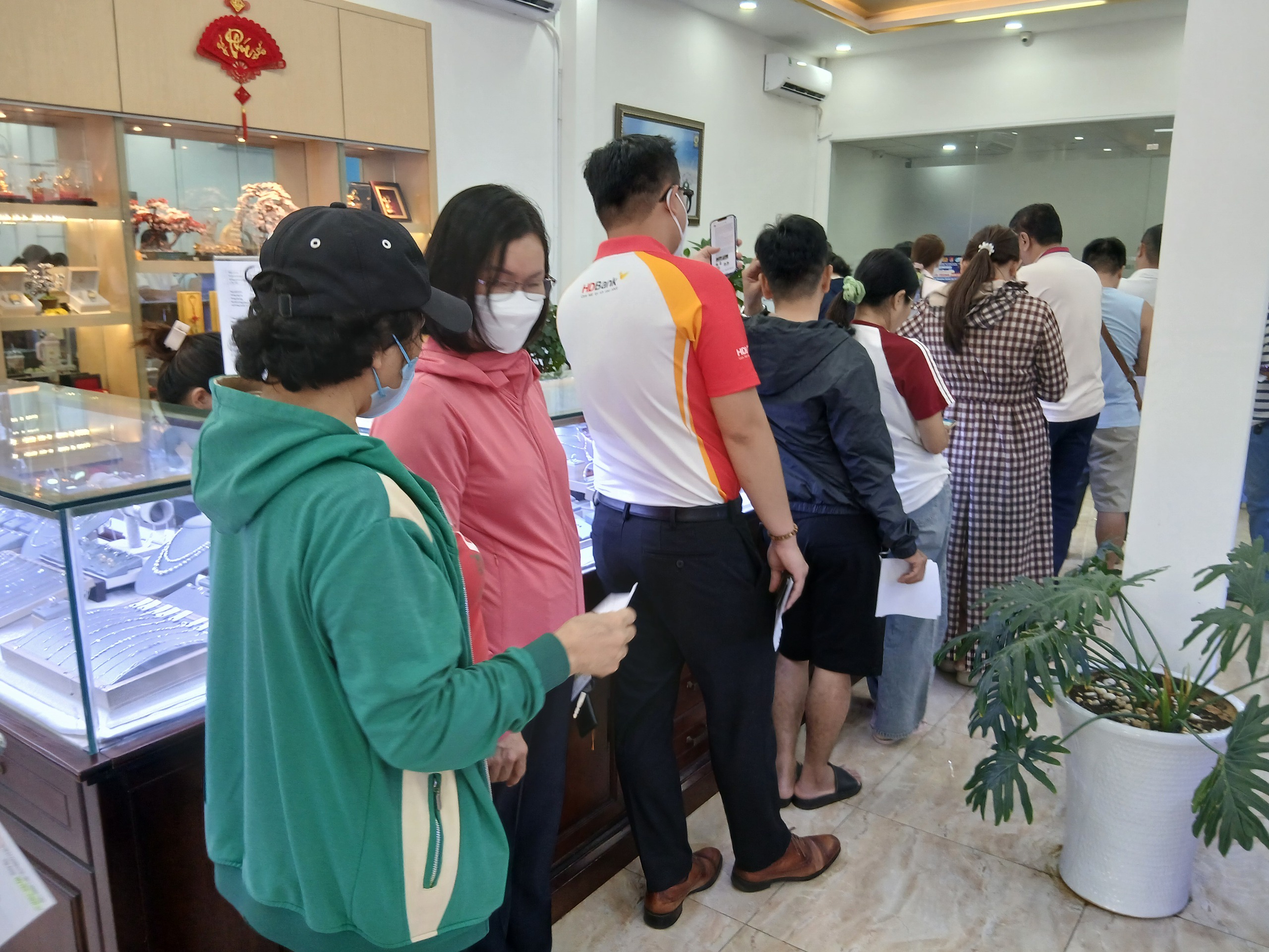 Khung cảnh ảm đạm tại nhiều tiệm v&agrave;ng ng&agrave;y v&iacute;a Thần T&agrave;i, nh&acirc;n vi&ecirc;n ngủ gật v&igrave; vắng kh&aacute;ch- Ảnh 3.