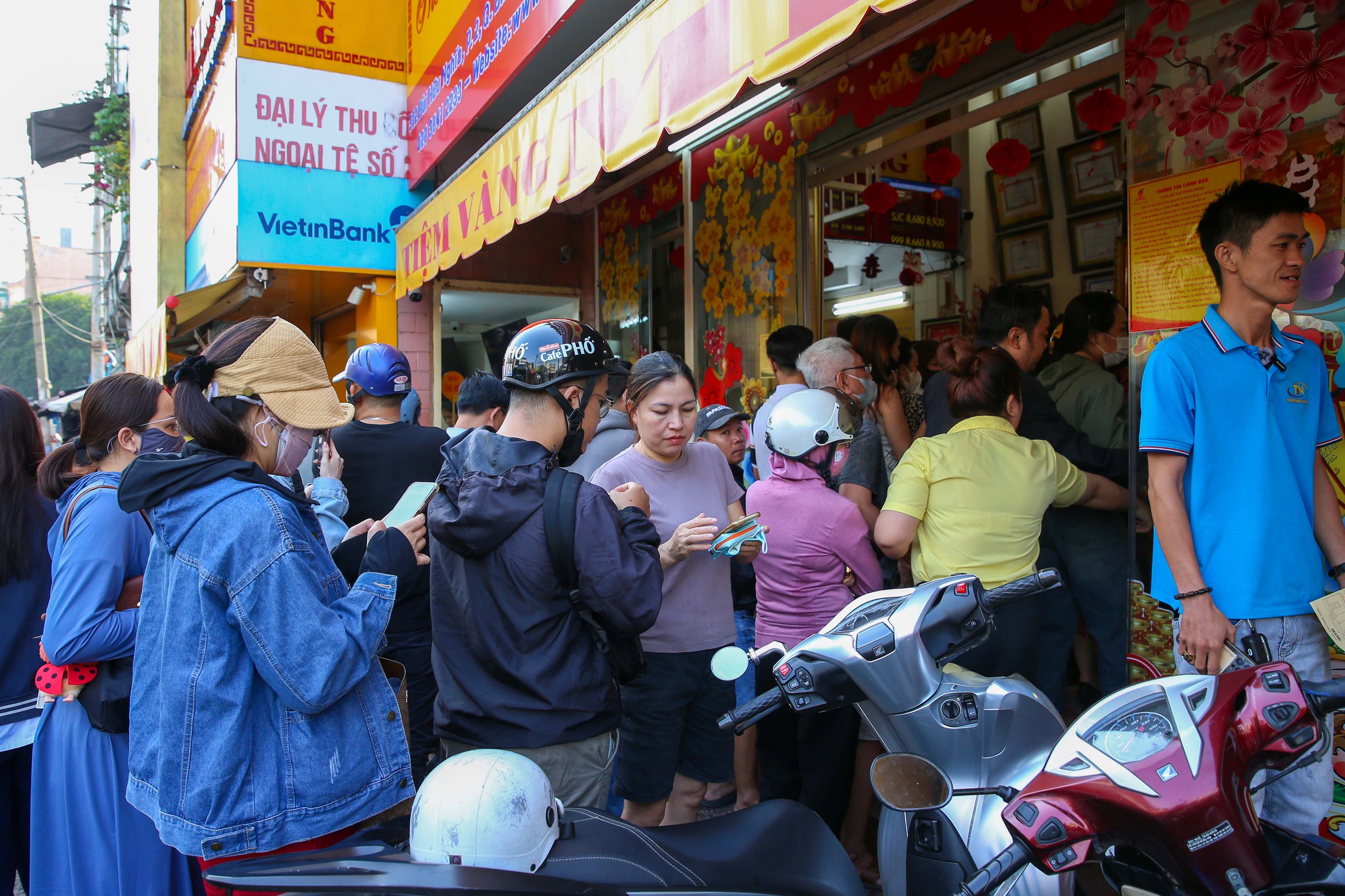 Ng&agrave;y v&iacute;a Thần T&agrave;i, gi&aacute; v&agrave;ng miếng SJC biến động rất mạnh- Ảnh 4.