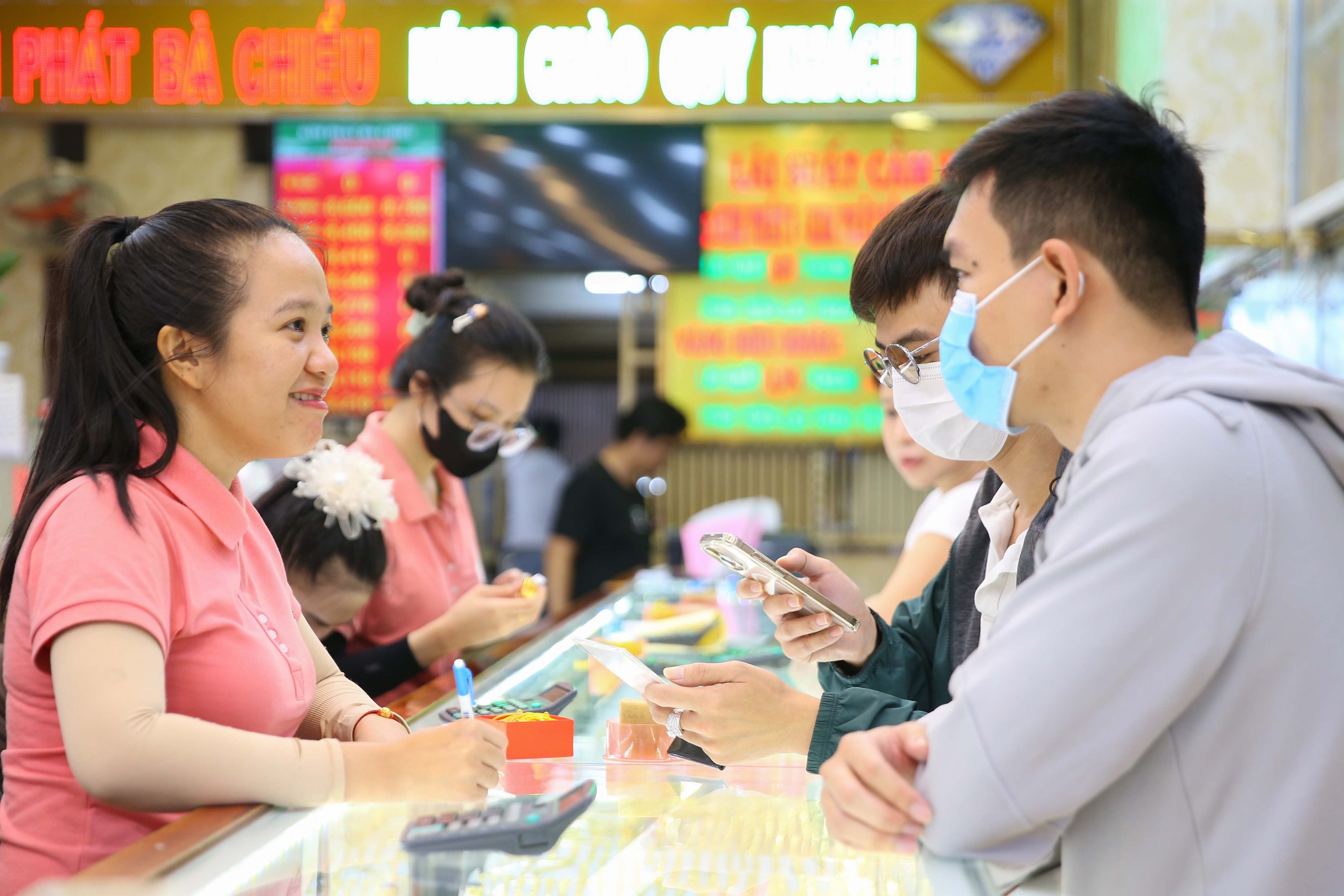 Ng&agrave;y v&iacute;a Thần T&agrave;i, gi&aacute; v&agrave;ng miếng SJC biến động rất mạnh- Ảnh 14.