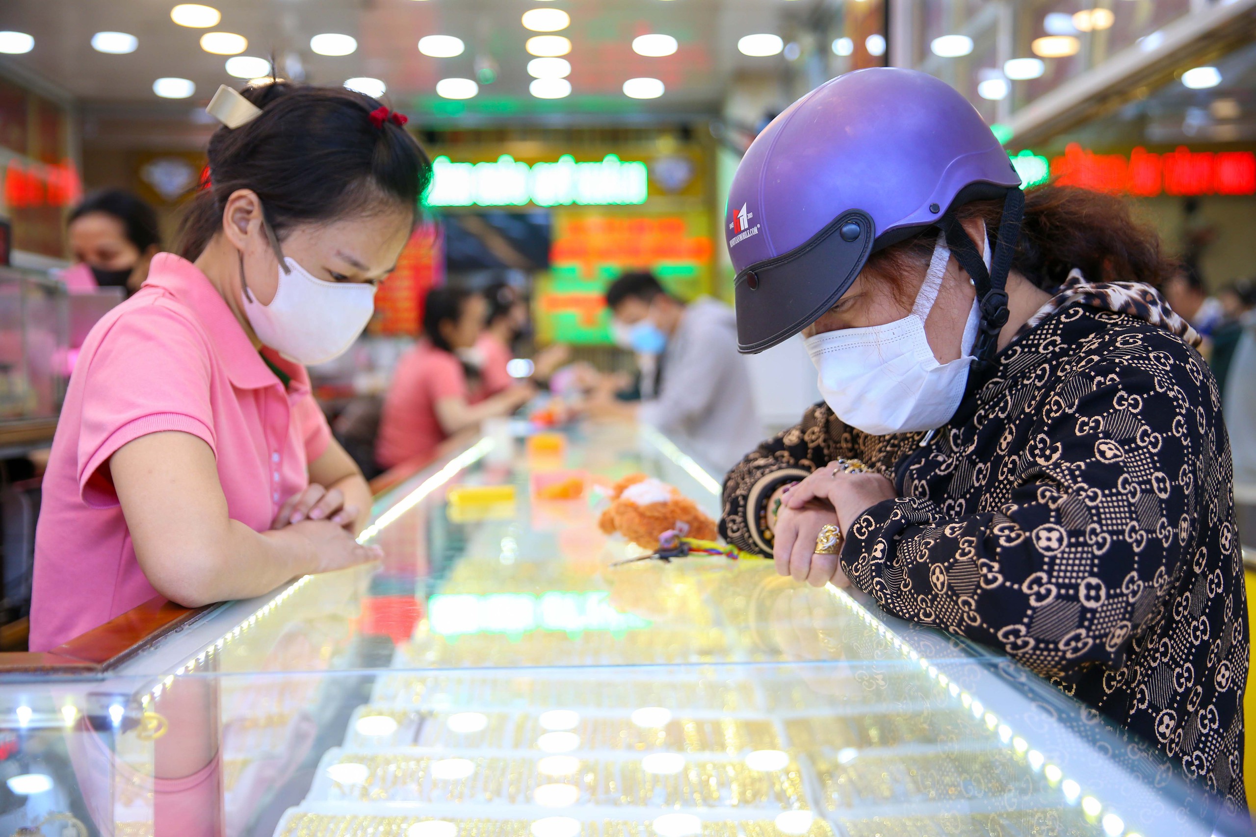 Ng&agrave;y v&iacute;a Thần T&agrave;i, gi&aacute; v&agrave;ng miếng SJC biến động rất mạnh- Ảnh 13.