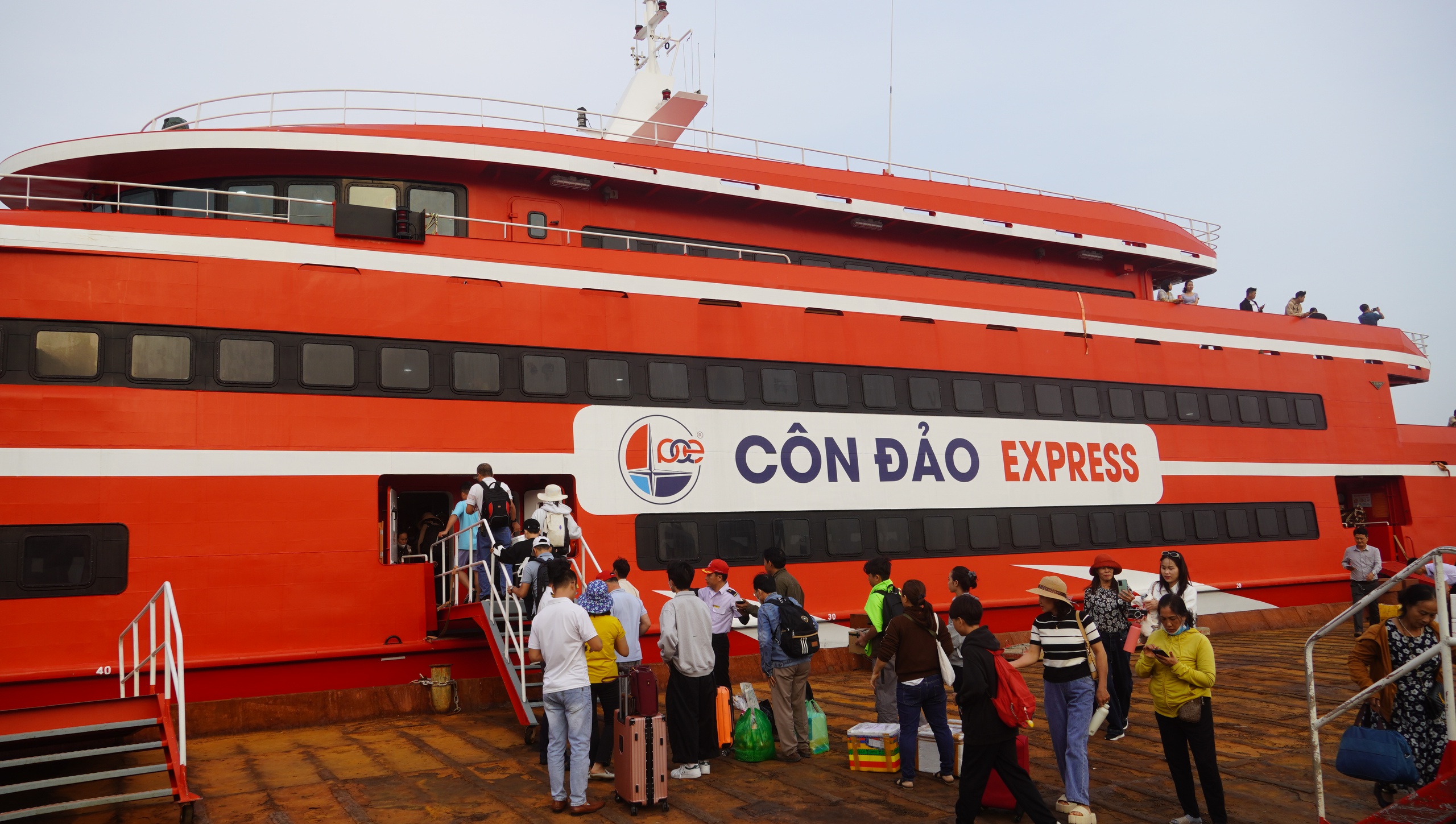Người d&acirc;n, du kh&aacute;ch h&aacute;o hức khi t&agrave;u cao tốc đi C&ocirc;n Đảo hoạt động trở lại- Ảnh 2.