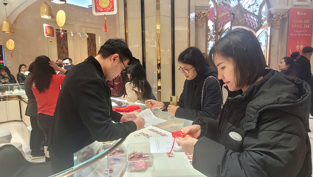 C&oacute; kh&aacute;ch mua 200 chỉ v&agrave;ng d&ugrave; gi&aacute; cao kỷ lục so với m&ugrave;a Thần T&agrave;i những năm trước- Ảnh 4.