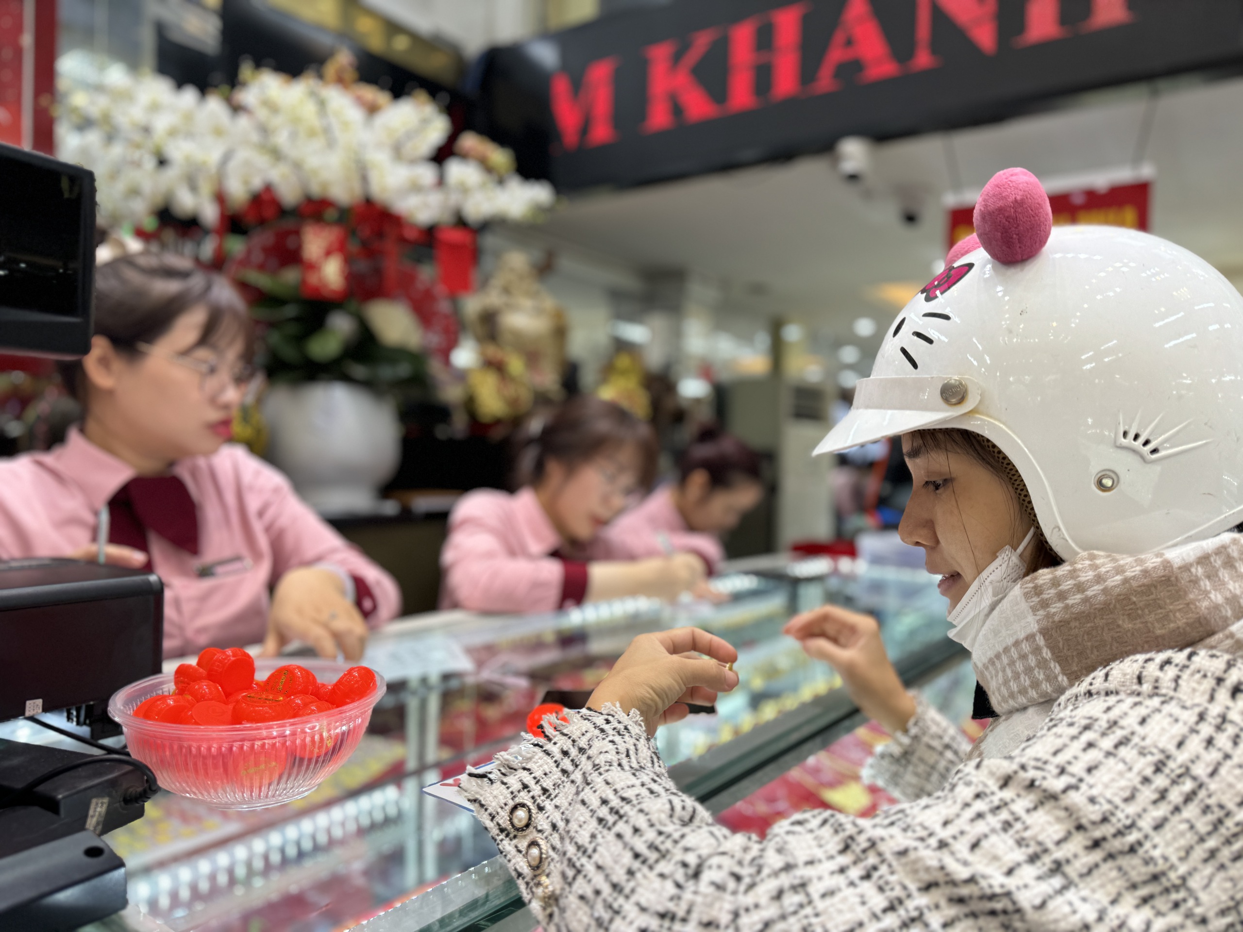 Khung cảnh ảm đạm tại nhiều tiệm v&agrave;ng ng&agrave;y v&iacute;a Thần T&agrave;i, nh&acirc;n vi&ecirc;n ngủ gật v&igrave; vắng kh&aacute;ch- Ảnh 20.