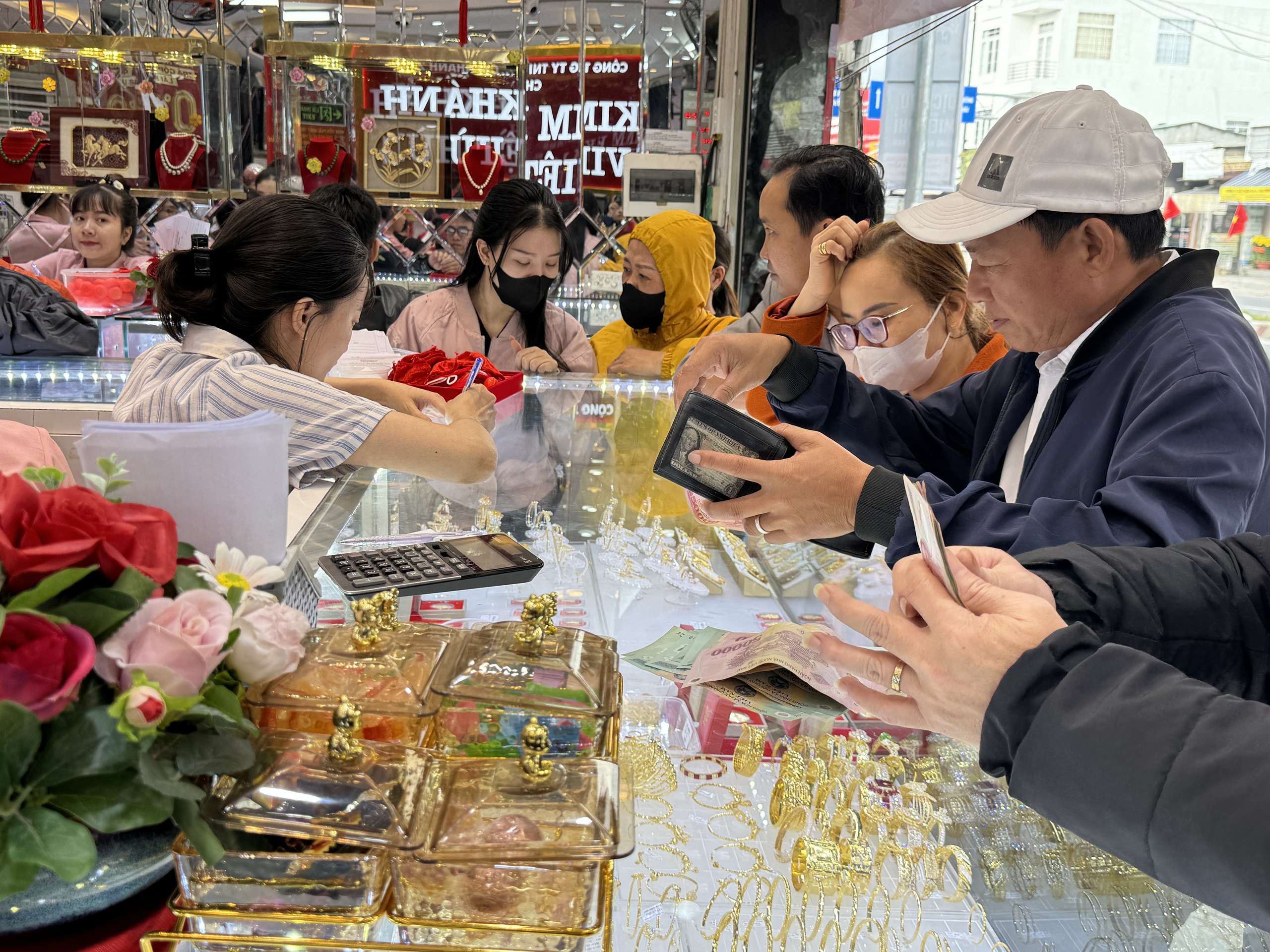Khung cảnh ảm đạm tại nhiều tiệm v&agrave;ng ng&agrave;y v&iacute;a Thần T&agrave;i, nh&acirc;n vi&ecirc;n ngủ gật v&igrave; vắng kh&aacute;ch- Ảnh 19.