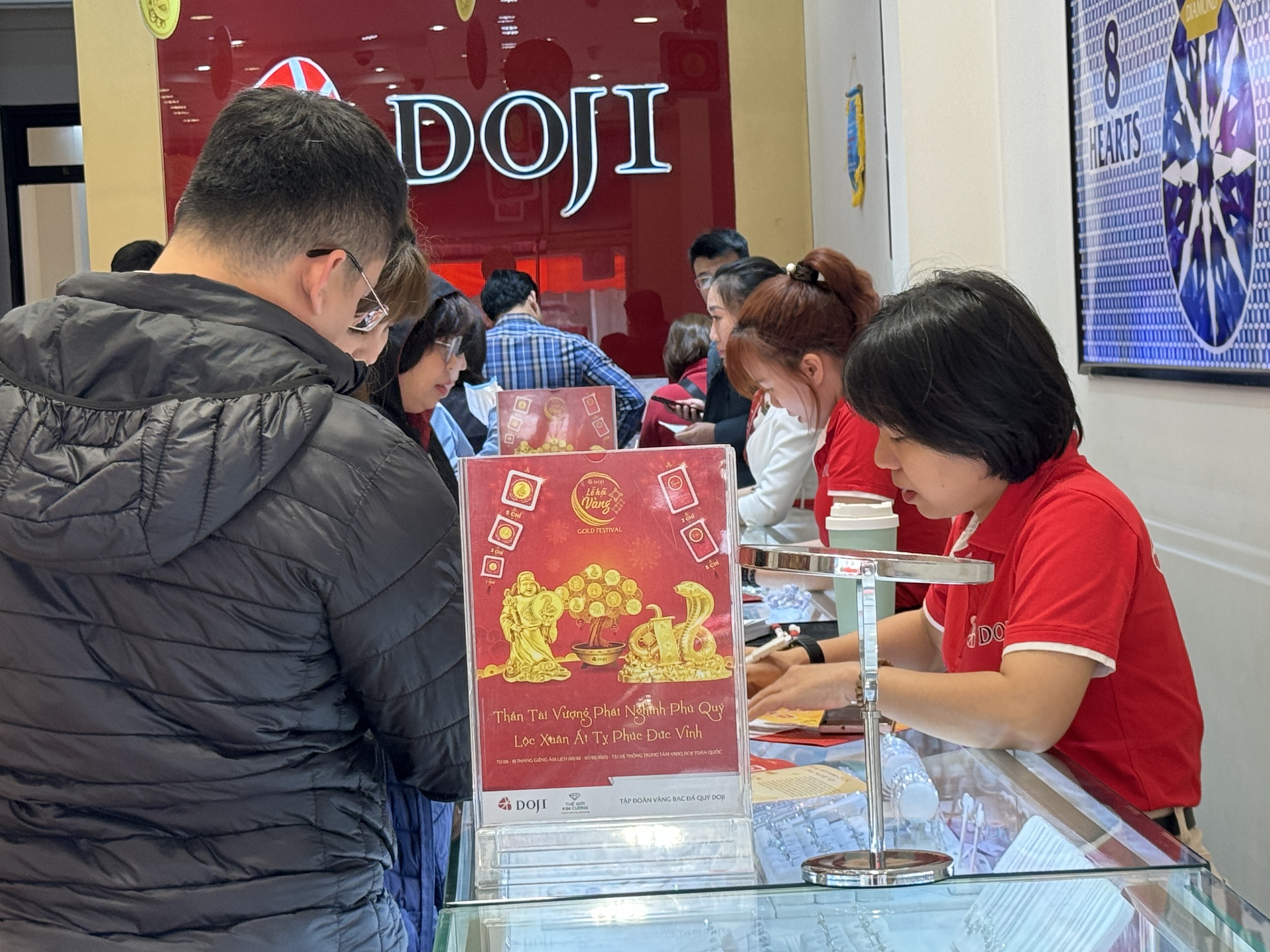 Khung cảnh ảm đạm tại nhiều tiệm v&agrave;ng ng&agrave;y v&iacute;a Thần T&agrave;i, nh&acirc;n vi&ecirc;n ngủ gật v&igrave; vắng kh&aacute;ch- Ảnh 22.
