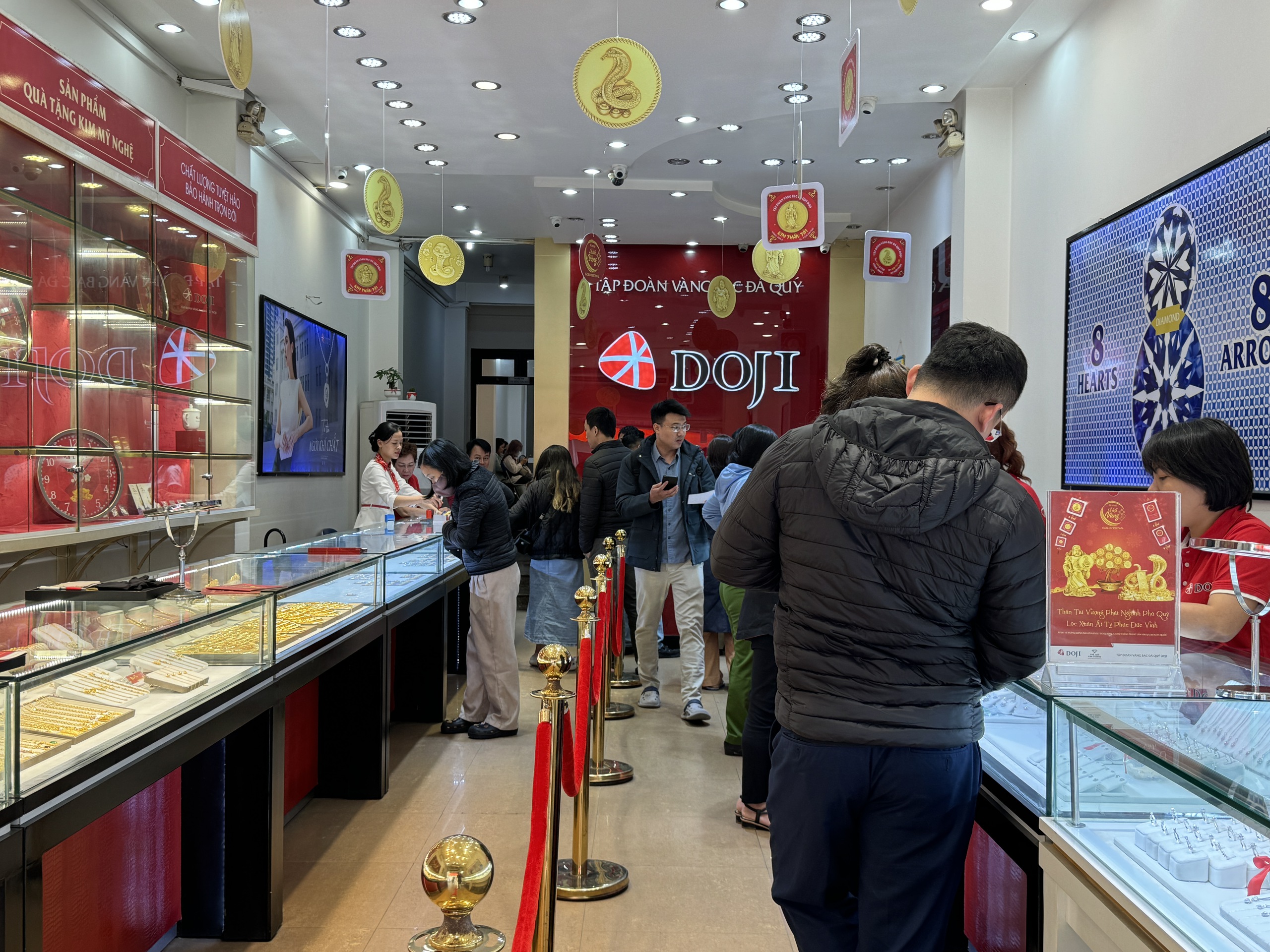 Khung cảnh ảm đạm tại nhiều tiệm v&agrave;ng ng&agrave;y v&iacute;a Thần T&agrave;i, nh&acirc;n vi&ecirc;n ngủ gật v&igrave; vắng kh&aacute;ch- Ảnh 21.