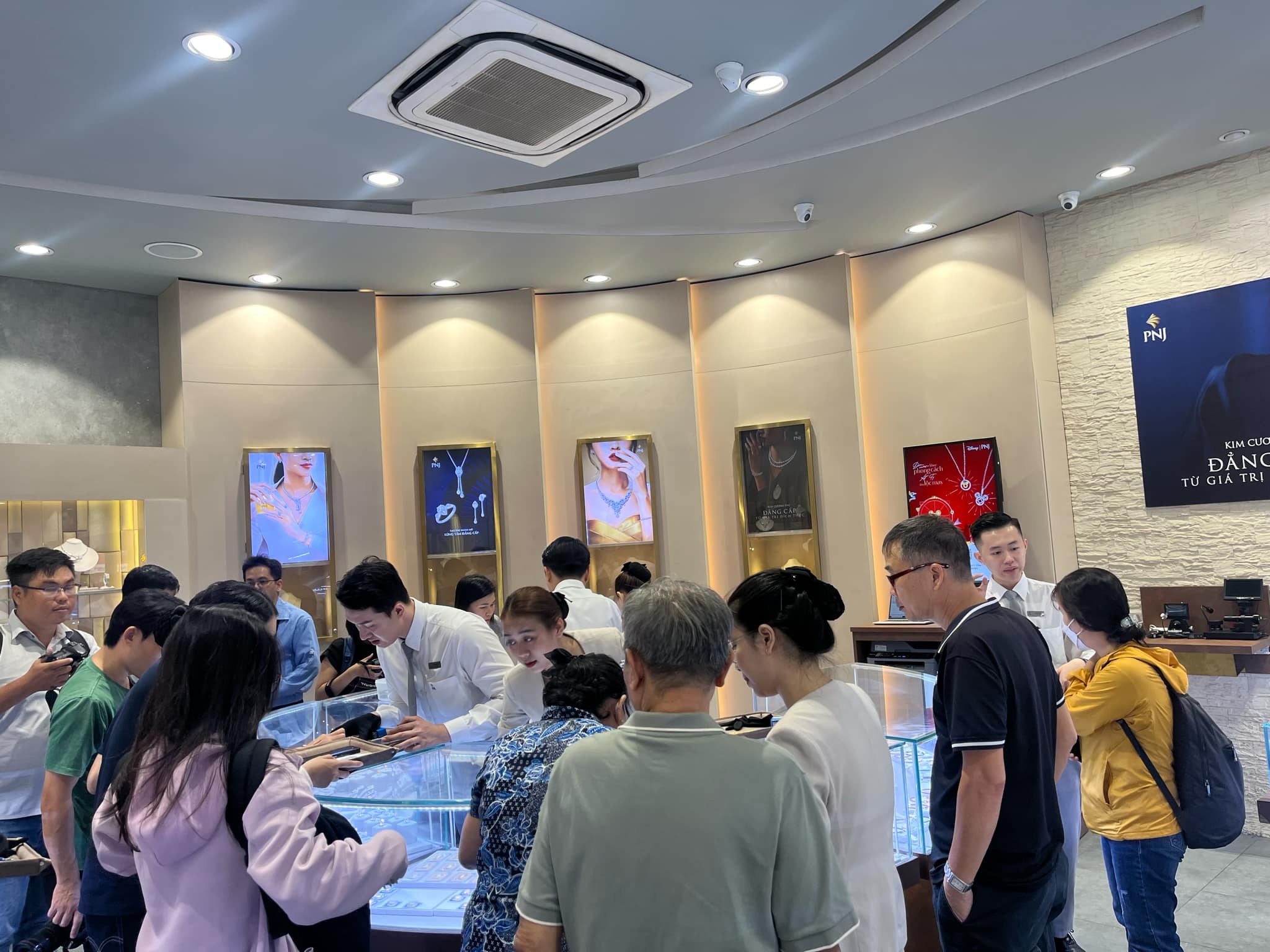 Ng&agrave;y v&iacute;a Thần T&agrave;i, gi&aacute; v&agrave;ng miếng SJC biến động rất mạnh- Ảnh 1.