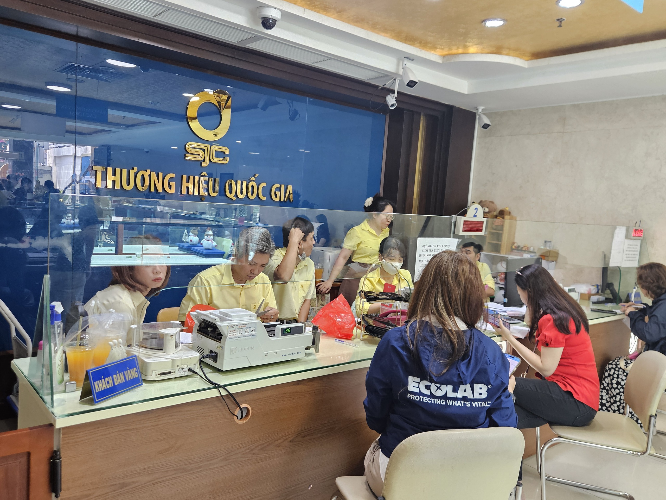 Giá vàng miếng SJC, vàng nhẫn có diễn biến bất ngờ vào cuối ngày 1-4- Ảnh 2.