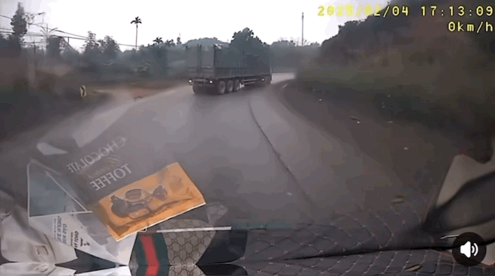 VIDEO: T&agrave;i xế xe đầu k&eacute;o c&oacute; h&agrave;nh vi g&acirc;y nguy hiểm cho đo&agrave;n xe ưu ti&ecirc;n- Ảnh 2.