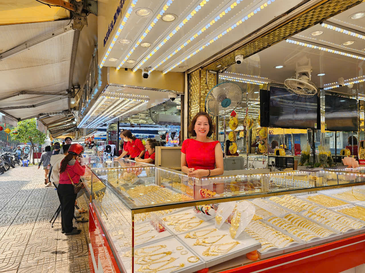 Khung cảnh ảm đạm tại nhiều tiệm v&agrave;ng ng&agrave;y v&iacute;a Thần T&agrave;i, nh&acirc;n vi&ecirc;n ngủ gật v&igrave; vắng kh&aacute;ch- Ảnh 8.