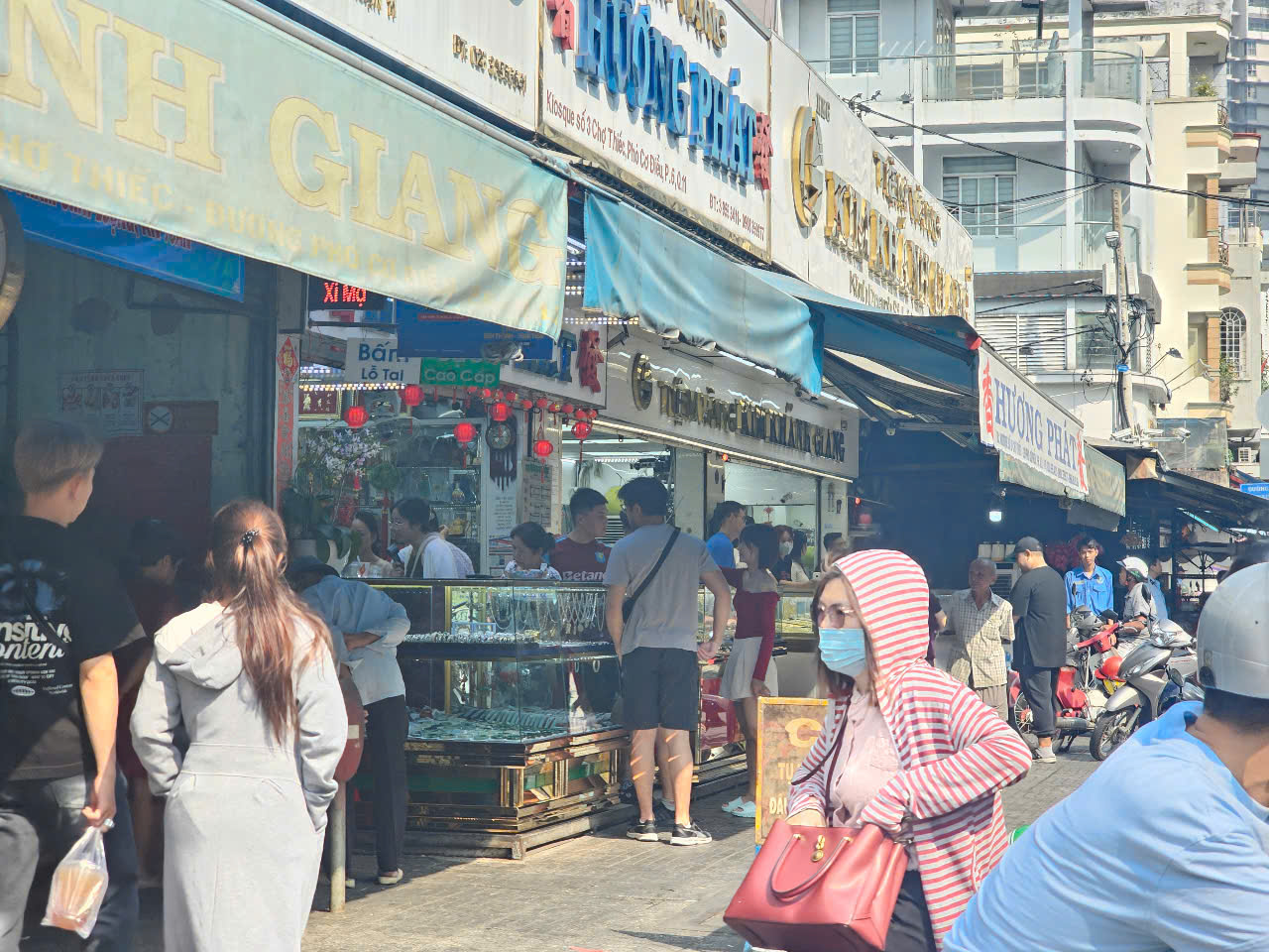 Khung cảnh ảm đạm tại nhiều tiệm v&agrave;ng ng&agrave;y v&iacute;a Thần T&agrave;i, nh&acirc;n vi&ecirc;n ngủ gật v&igrave; vắng kh&aacute;ch- Ảnh 12.