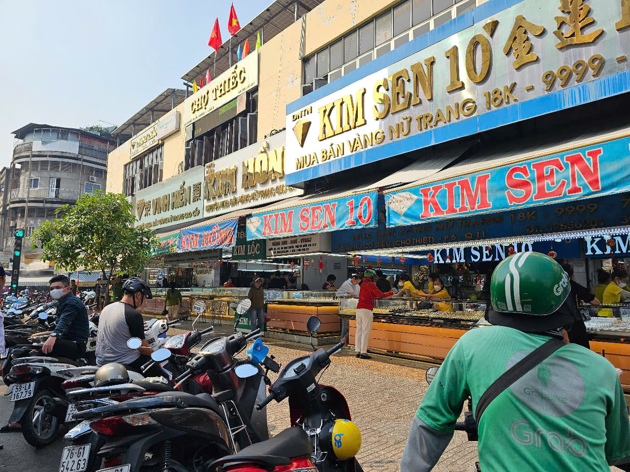 Khung cảnh ảm đạm tại nhiều tiệm v&agrave;ng ng&agrave;y v&iacute;a Thần T&agrave;i, nh&acirc;n vi&ecirc;n ngủ gật v&igrave; vắng kh&aacute;ch- Ảnh 7.