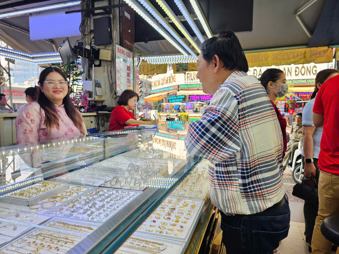 Khung cảnh ảm đạm tại nhiều tiệm v&agrave;ng ng&agrave;y v&iacute;a Thần T&agrave;i, nh&acirc;n vi&ecirc;n ngủ gật v&igrave; vắng kh&aacute;ch- Ảnh 17.