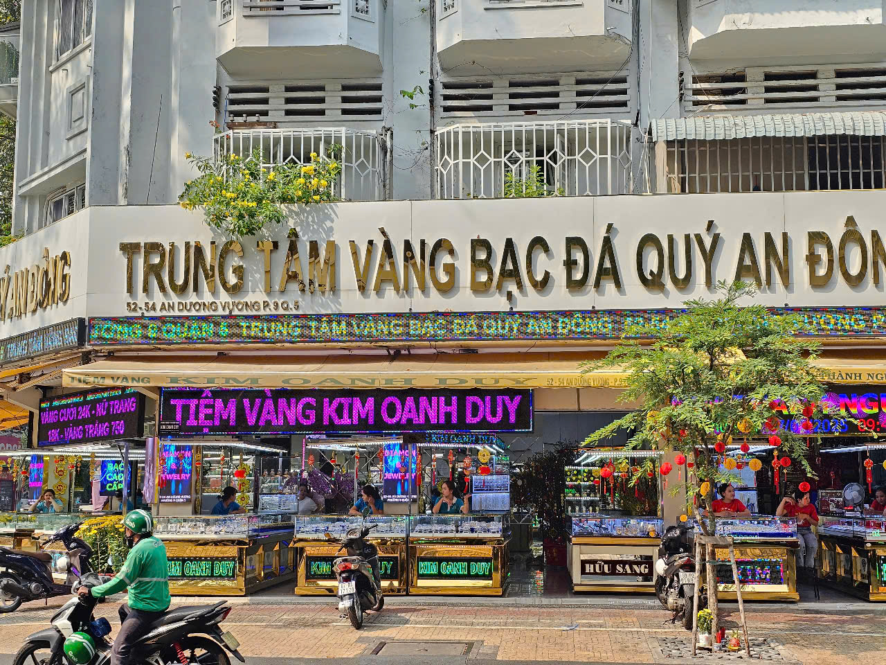 Khung cảnh ảm đạm tại nhiều tiệm v&agrave;ng ng&agrave;y v&iacute;a Thần T&agrave;i, nh&acirc;n vi&ecirc;n ngủ gật v&igrave; vắng kh&aacute;ch- Ảnh 14.