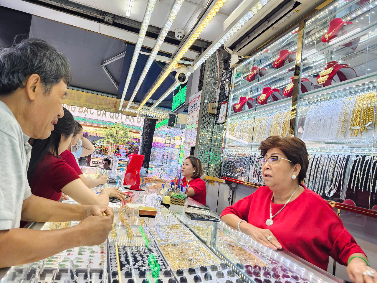 Khung cảnh ảm đạm tại nhiều tiệm v&agrave;ng ng&agrave;y v&iacute;a Thần T&agrave;i, nh&acirc;n vi&ecirc;n ngủ gật v&igrave; vắng kh&aacute;ch- Ảnh 13.