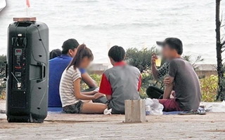 Đốt r&aacute;c, g&acirc;y tiếng ồn vượt chuẩn: Xử h&igrave;nh sự? - Ảnh 4.
