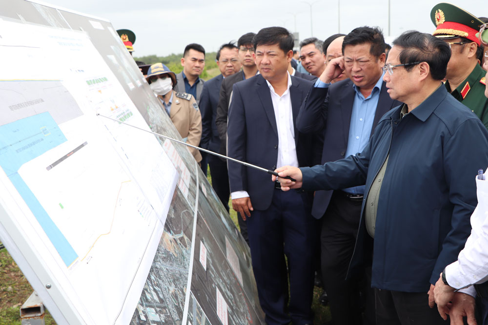 Thủ tướng Phạm Minh Ch&iacute;nh c&ugrave;ng đo&agrave;n c&ocirc;ng t&aacute;c thị s&aacute;t khu vực quy hoạch Cảng h&agrave;ng kh&ocirc;ng Chu Lai