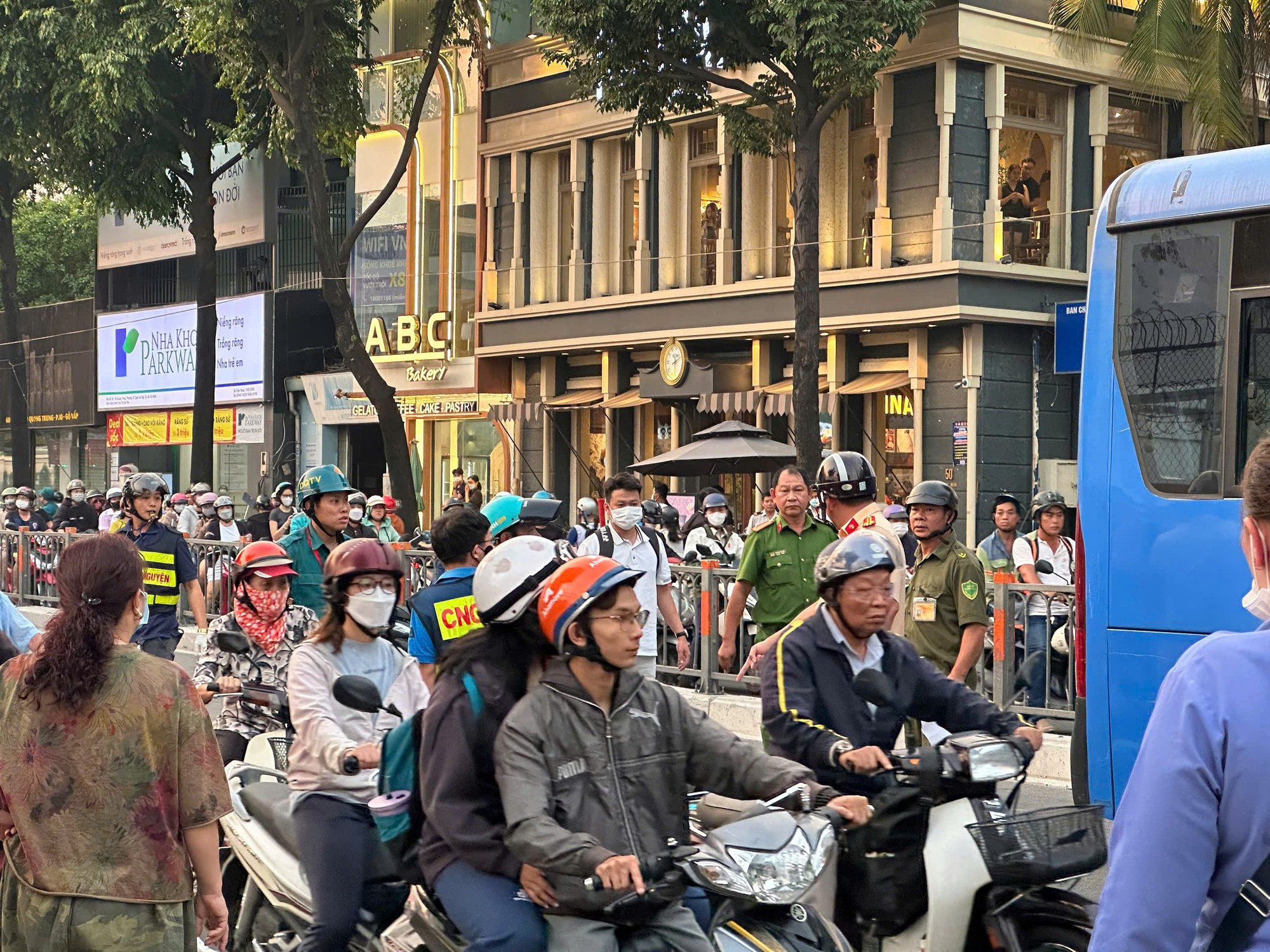 TP HCM: Người đ&agrave;n &ocirc;ng mặc &aacute;o xe &ocirc;m c&ocirc;ng nghệ tử vong sau va chạm xe bu&yacute;t ở G&ograve; Vấp- Ảnh 2.