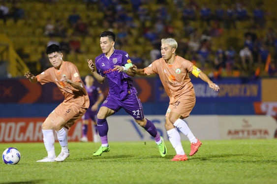 Tiến Linh (giữa) có cơ hội trở thành “Vua phá lưới” V-League mùa này Ảnh: QUỐC AN