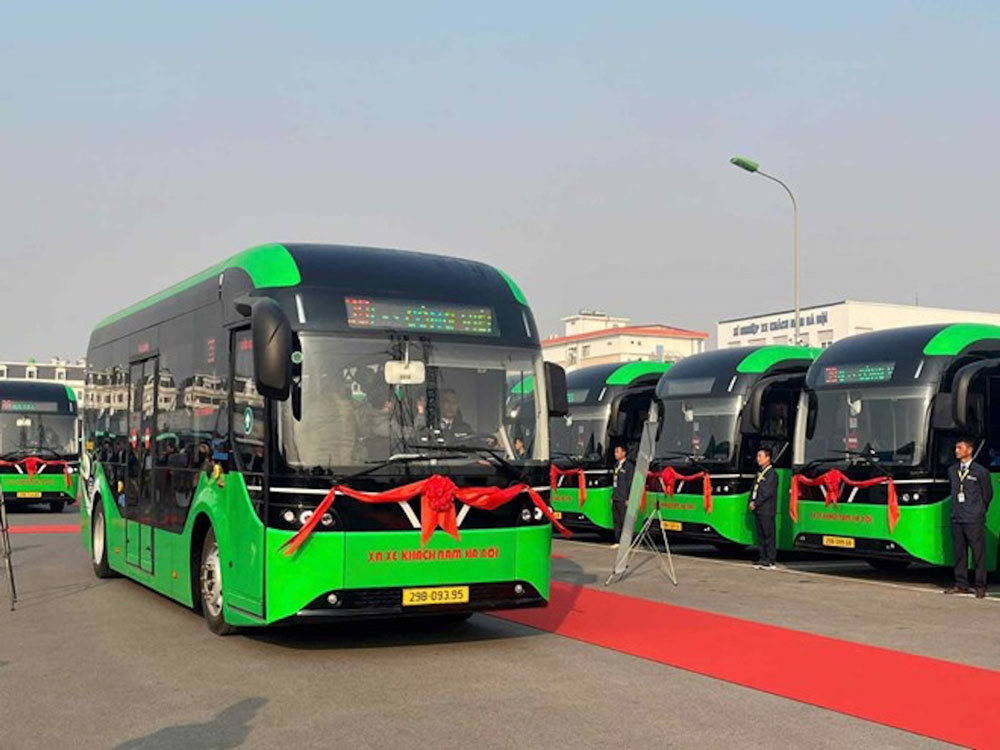 Xe bu&yacute;t điện được đưa v&agrave;o vận h&agrave;nh tại TP H&agrave; Nội. Ảnh: CHI NGUYỄN